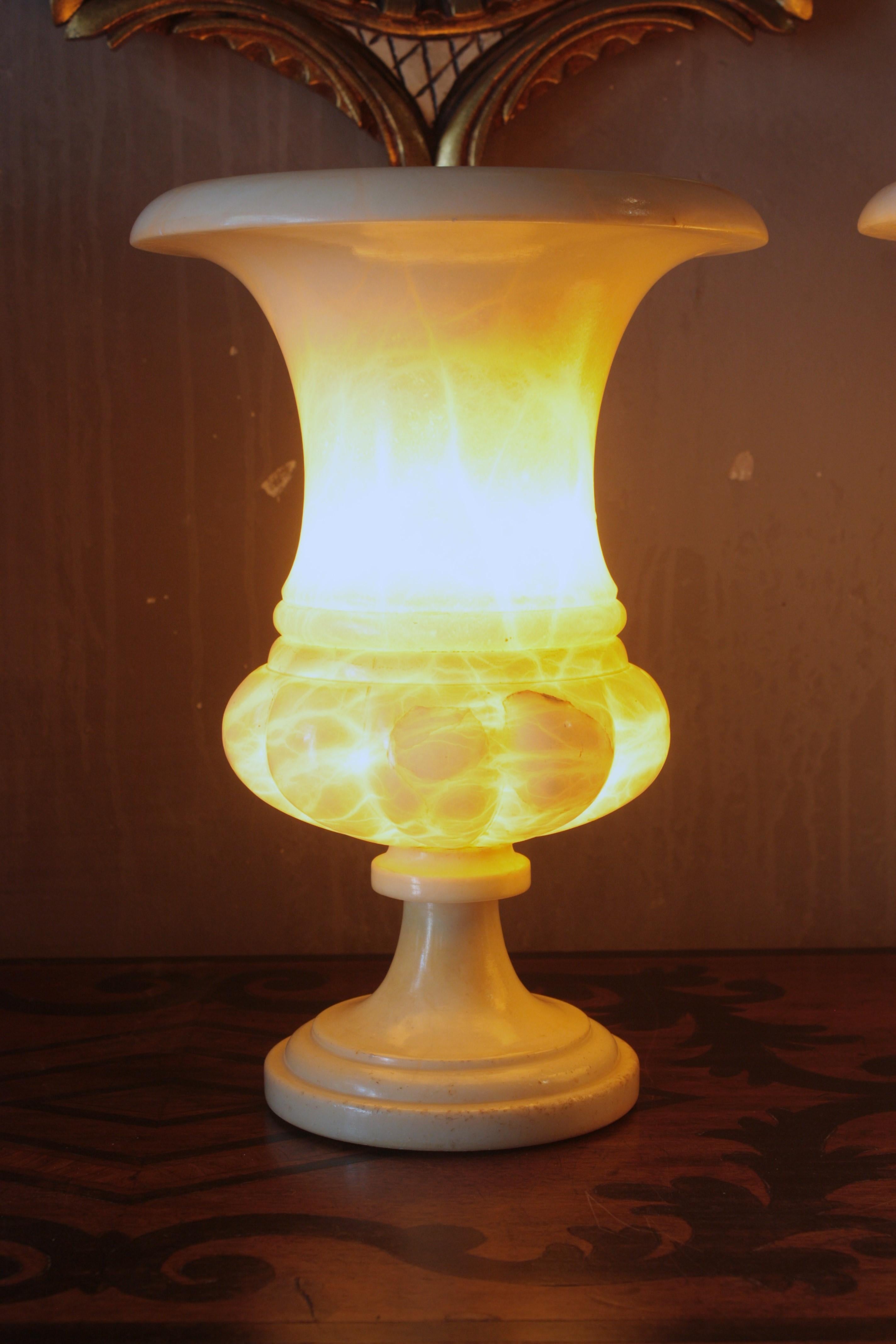 Coppia di lampade a urna in alabastro intagliate in stile neoclassico in vendita 3