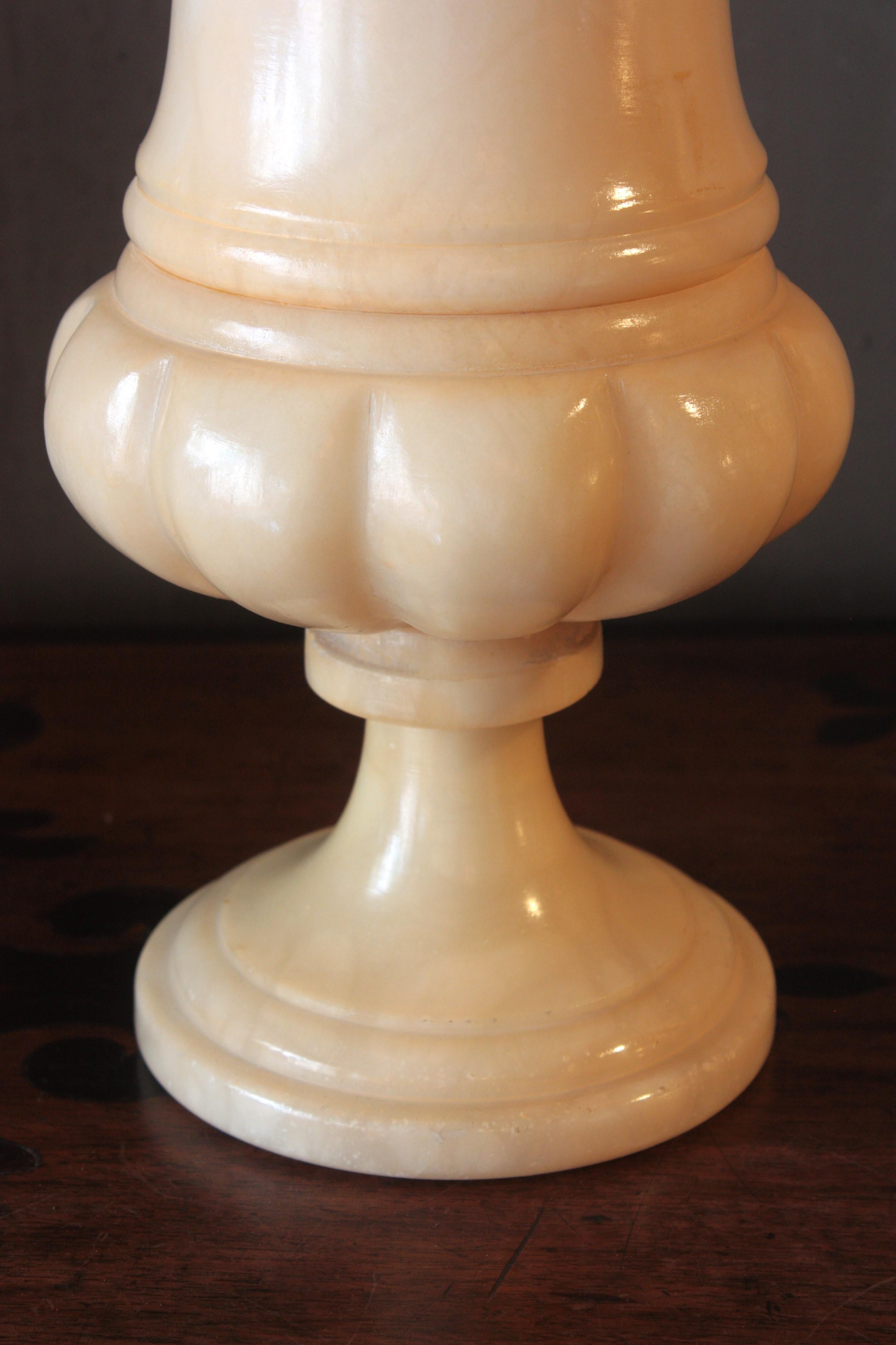 Coppia di lampade a urna in alabastro intagliate in stile neoclassico in vendita 4