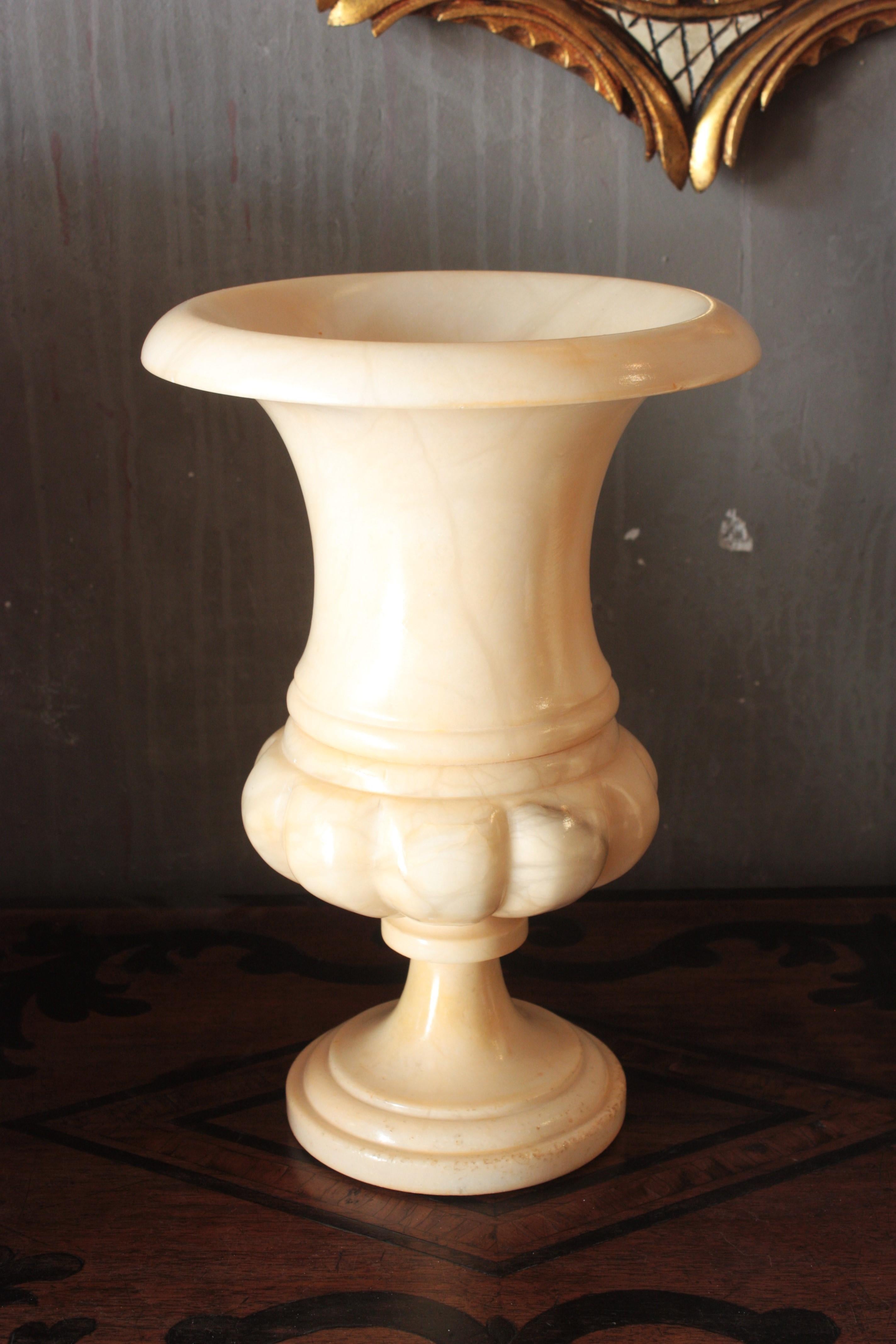 Coppia di lampade a urna in alabastro intagliate in stile neoclassico in vendita 7