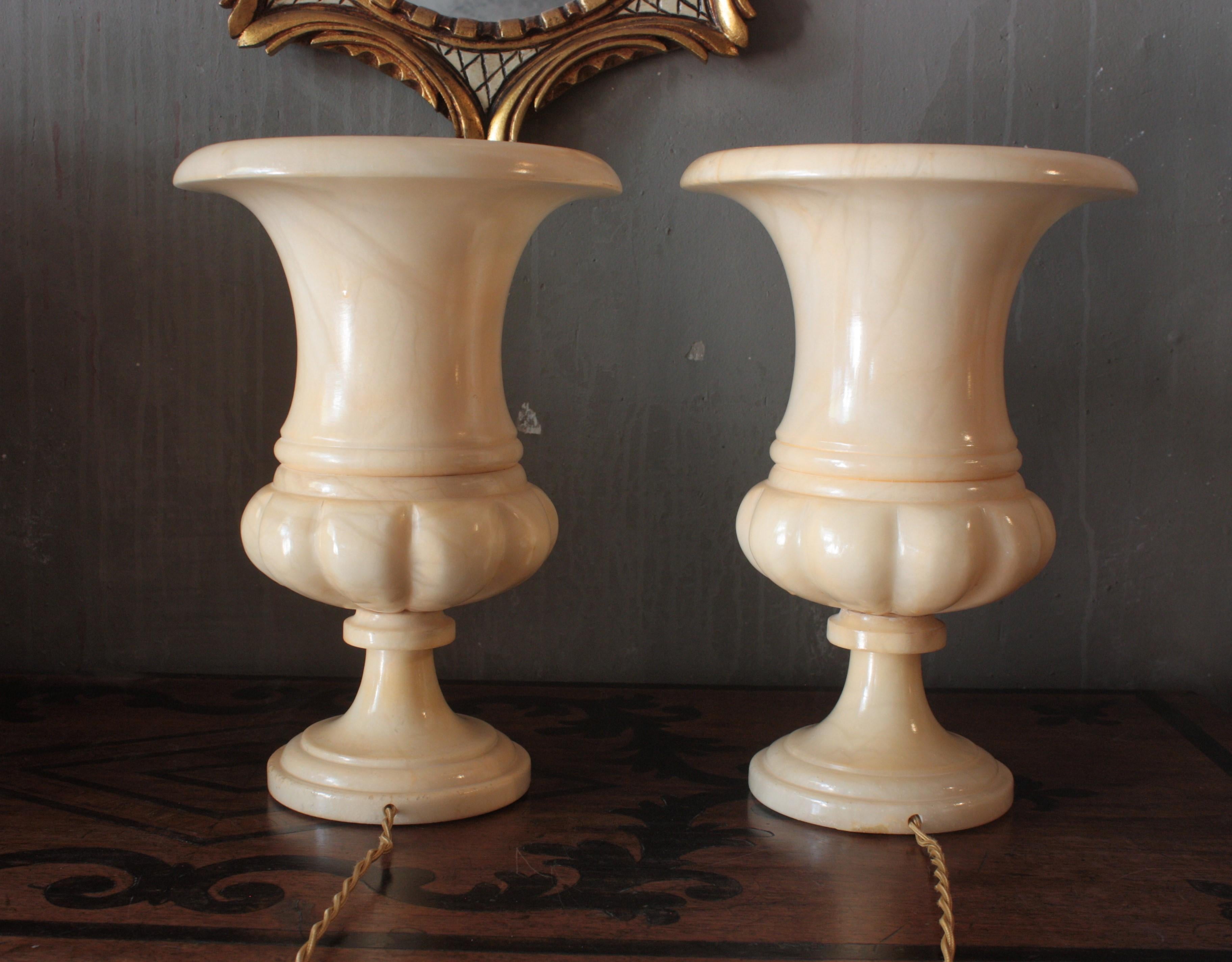 Coppia di lampade a urna in alabastro intagliate in stile neoclassico in vendita 11