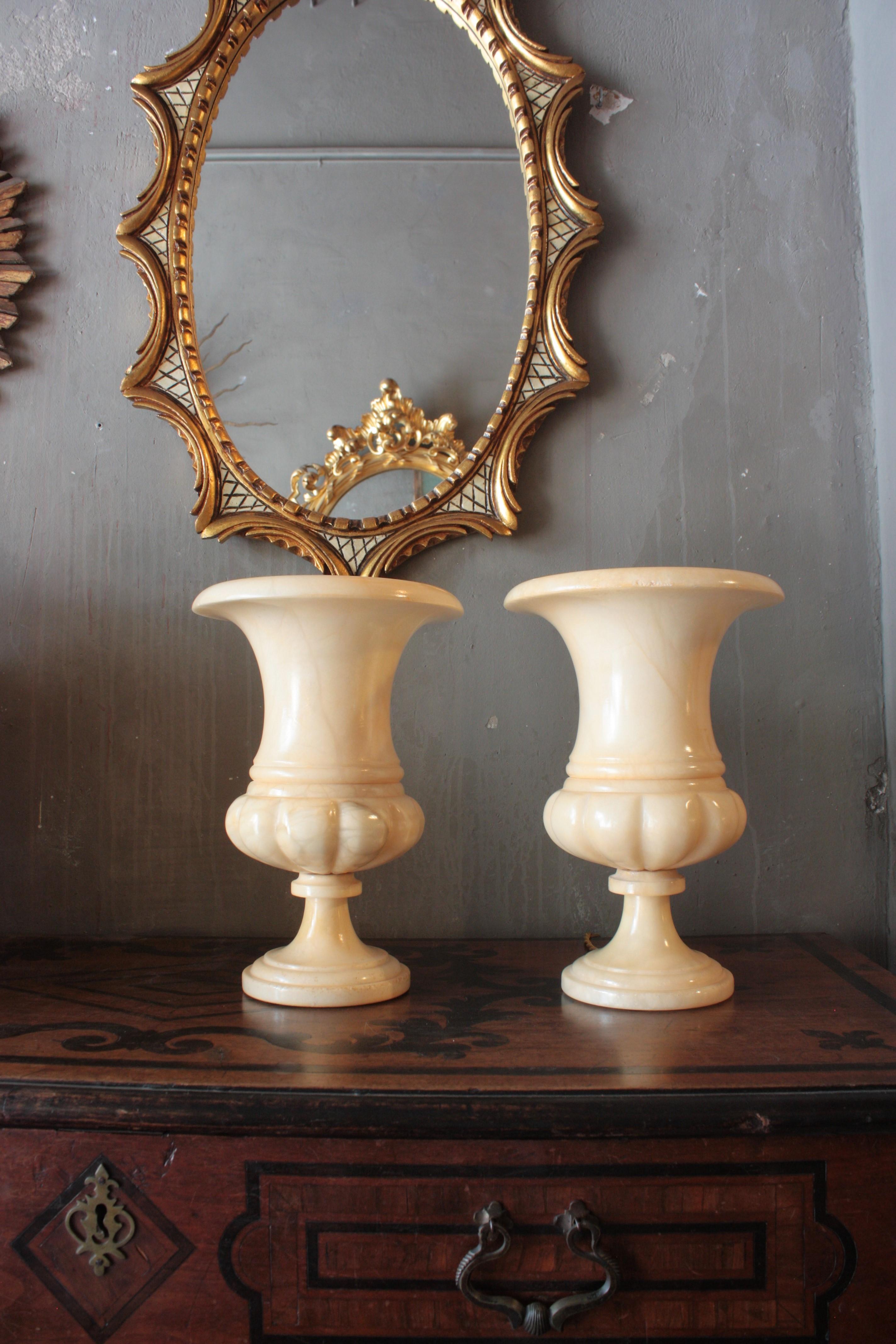 Elegante coppia di lampade da tavolo ad urna in alabastro dal design neoclassico. Spagna, anni '30-'40
Questa coppia di lampade a urna in alabastro tornito dal design classico presenta dettagli intagliati nella parte inferiore. Hanno un bel colore e