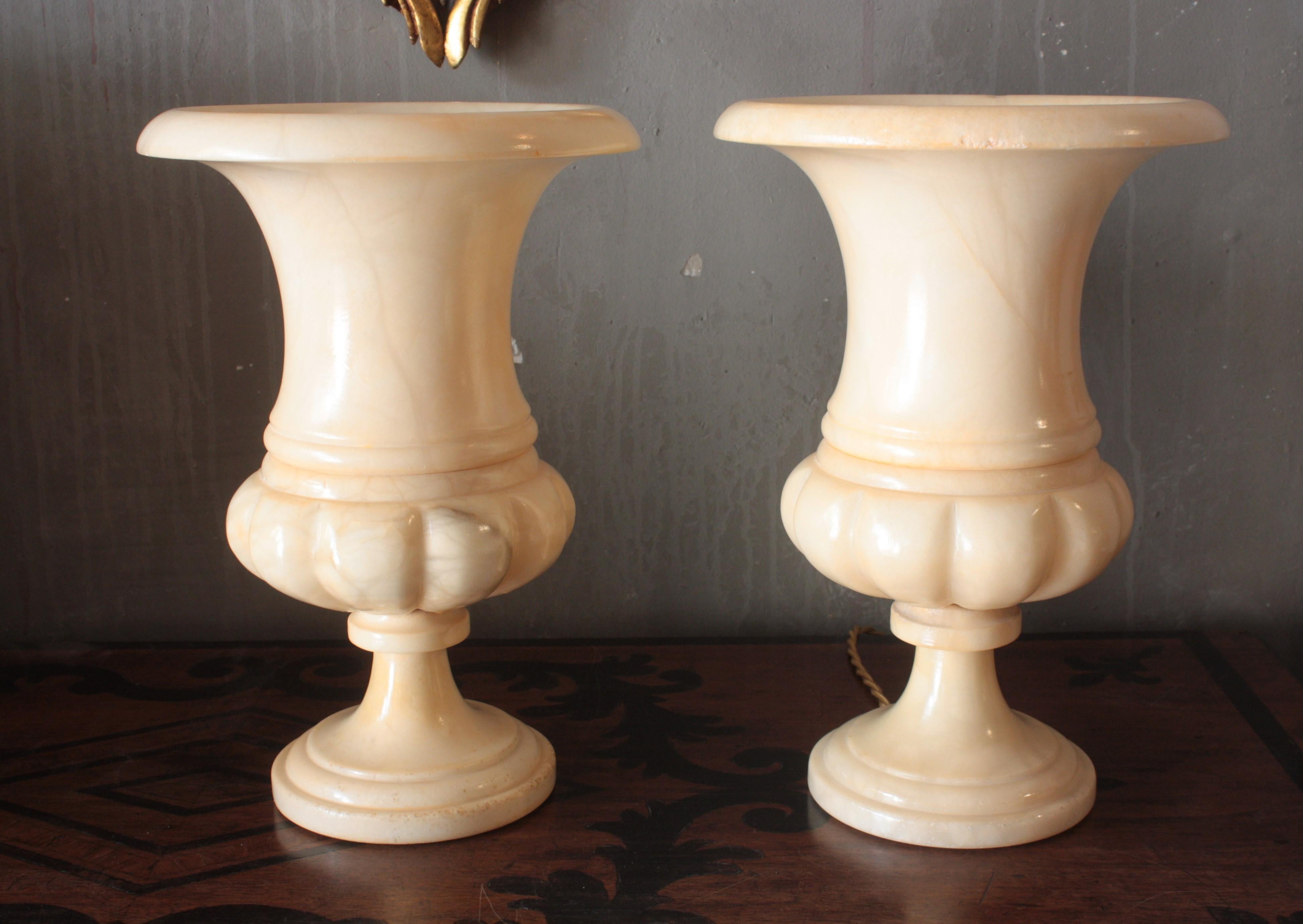 Art Déco Coppia di lampade a urna in alabastro intagliate in stile neoclassico in vendita