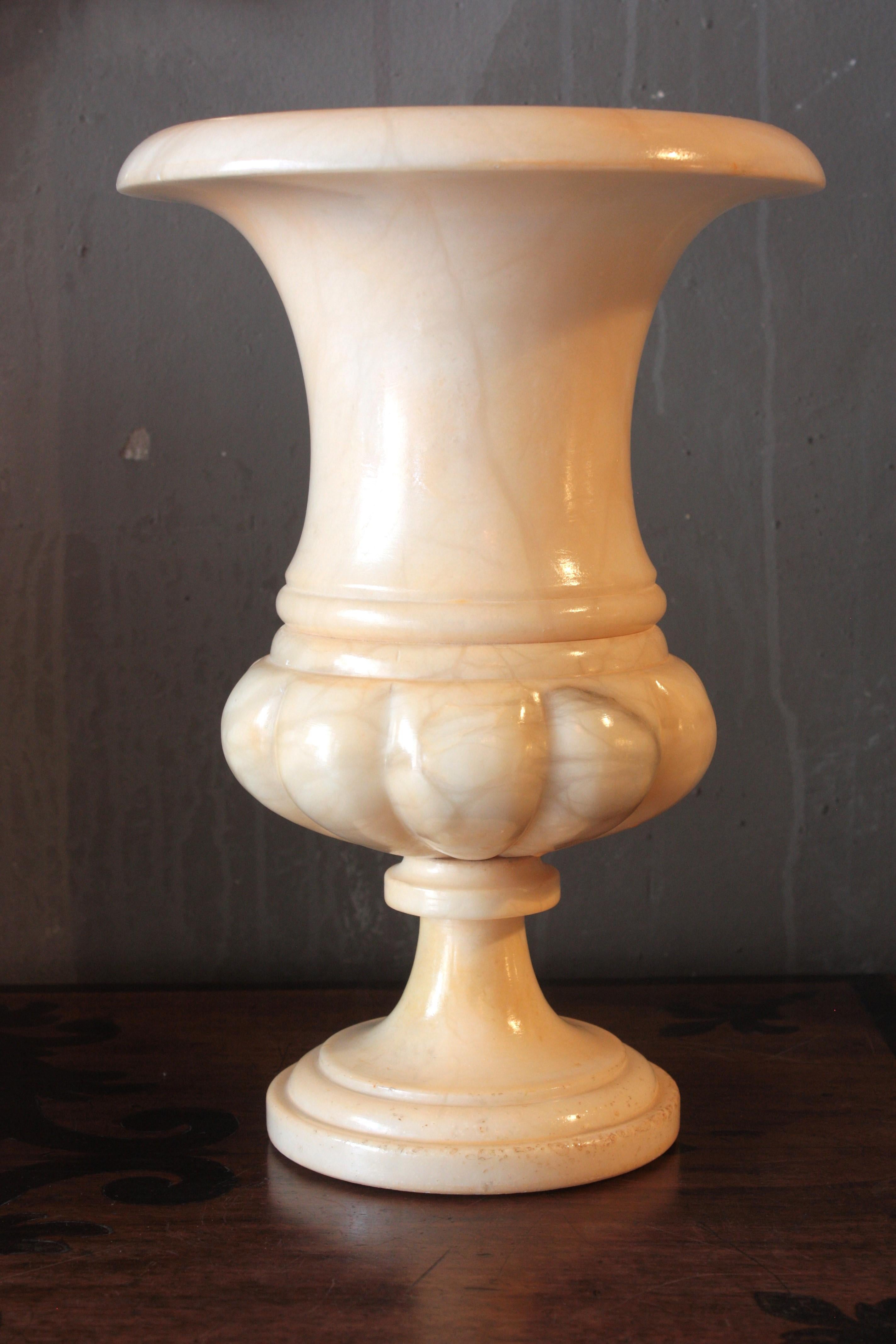 Spagnolo Coppia di lampade a urna in alabastro intagliate in stile neoclassico in vendita