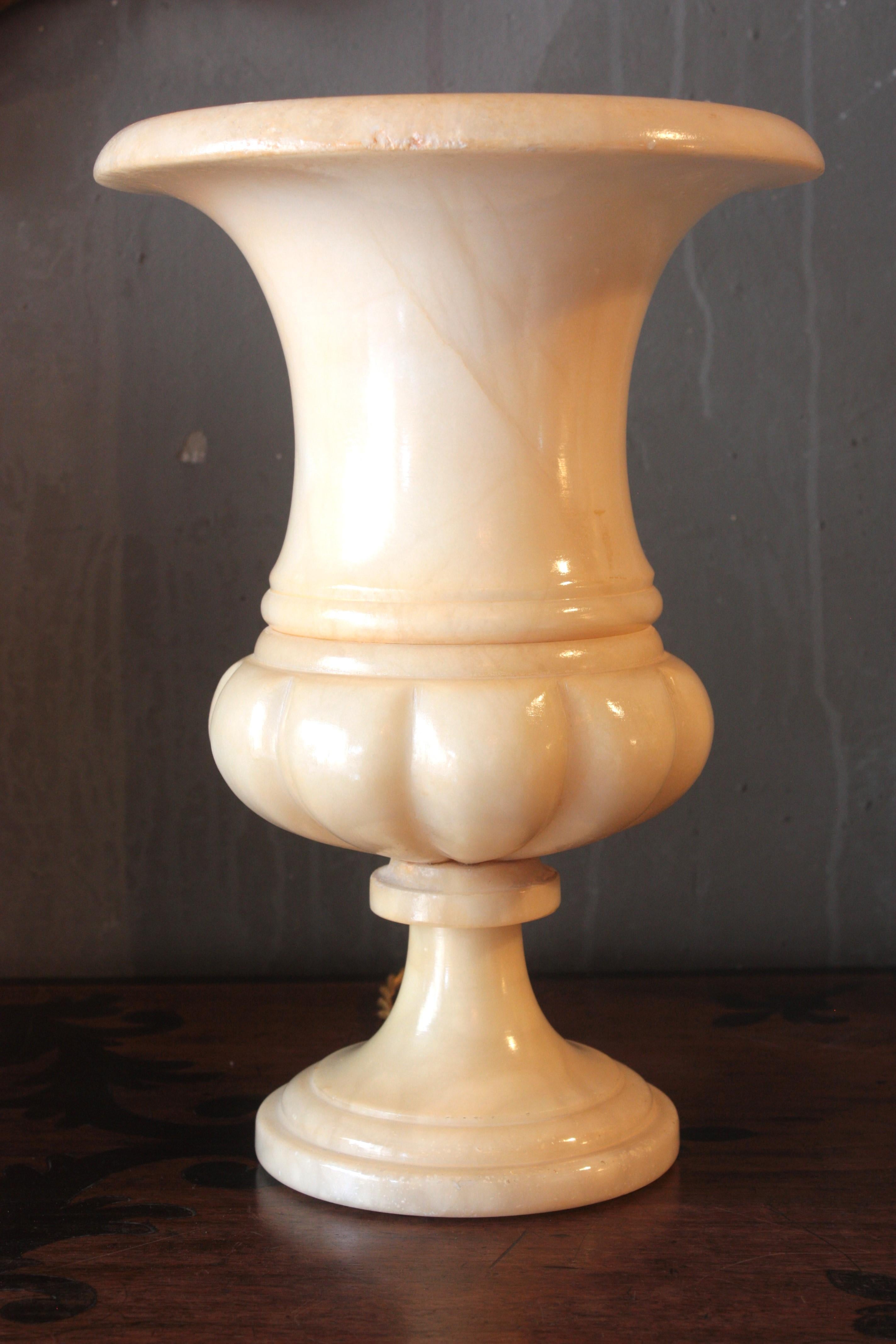Intagliato Coppia di lampade a urna in alabastro intagliate in stile neoclassico in vendita