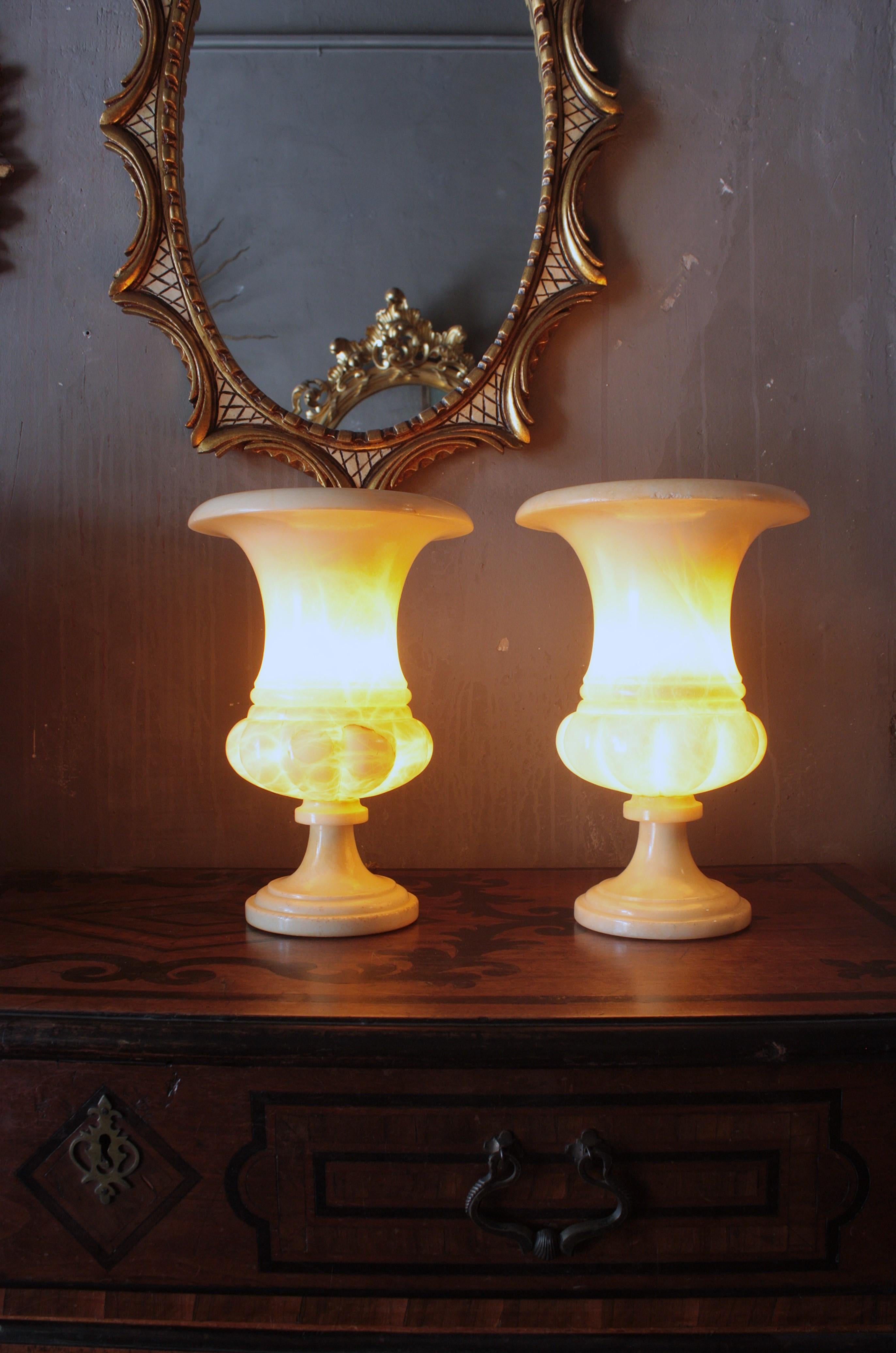 XX secolo Coppia di lampade a urna in alabastro intagliate in stile neoclassico in vendita