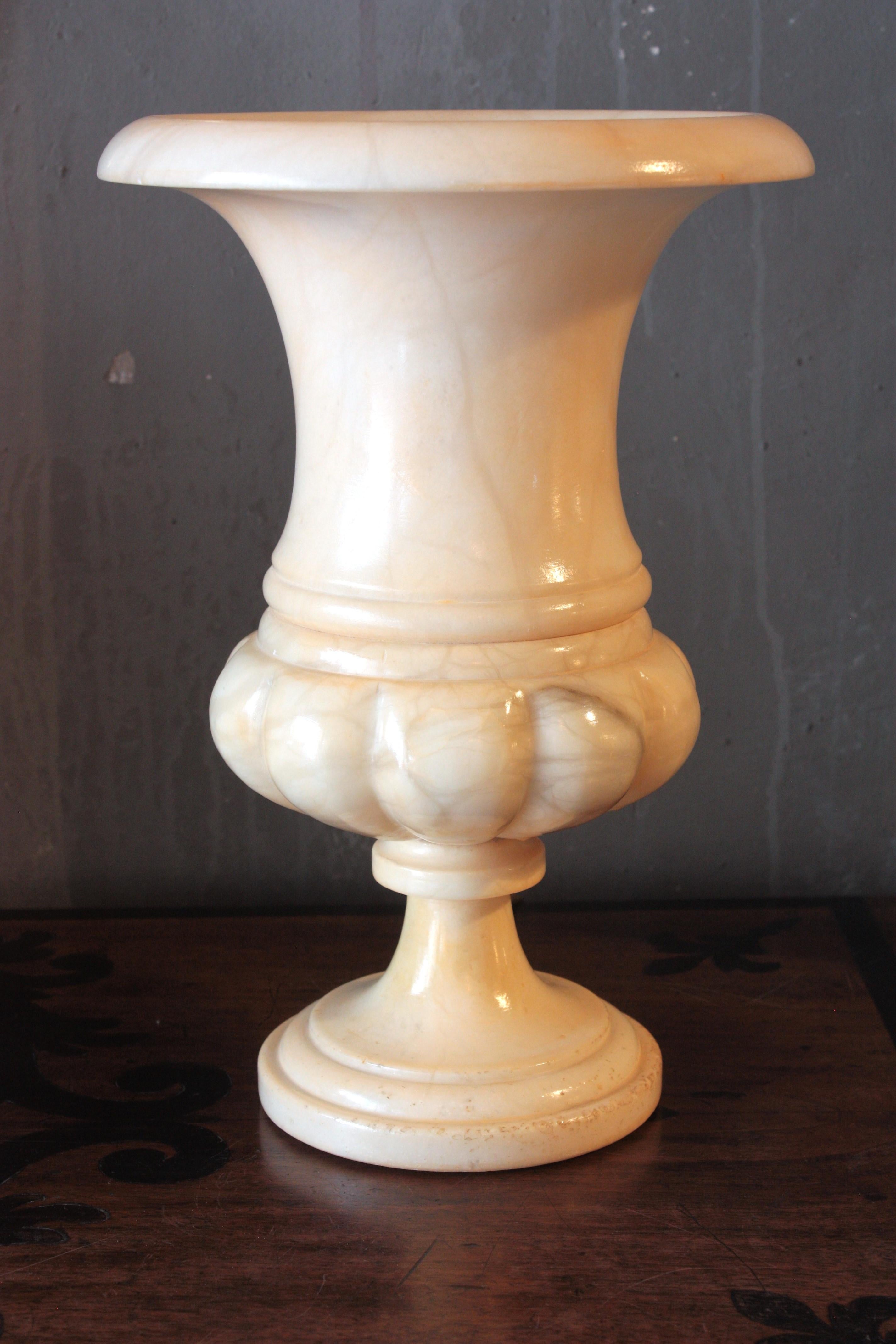 Coppia di lampade a urna in alabastro intagliate in stile neoclassico in vendita 1