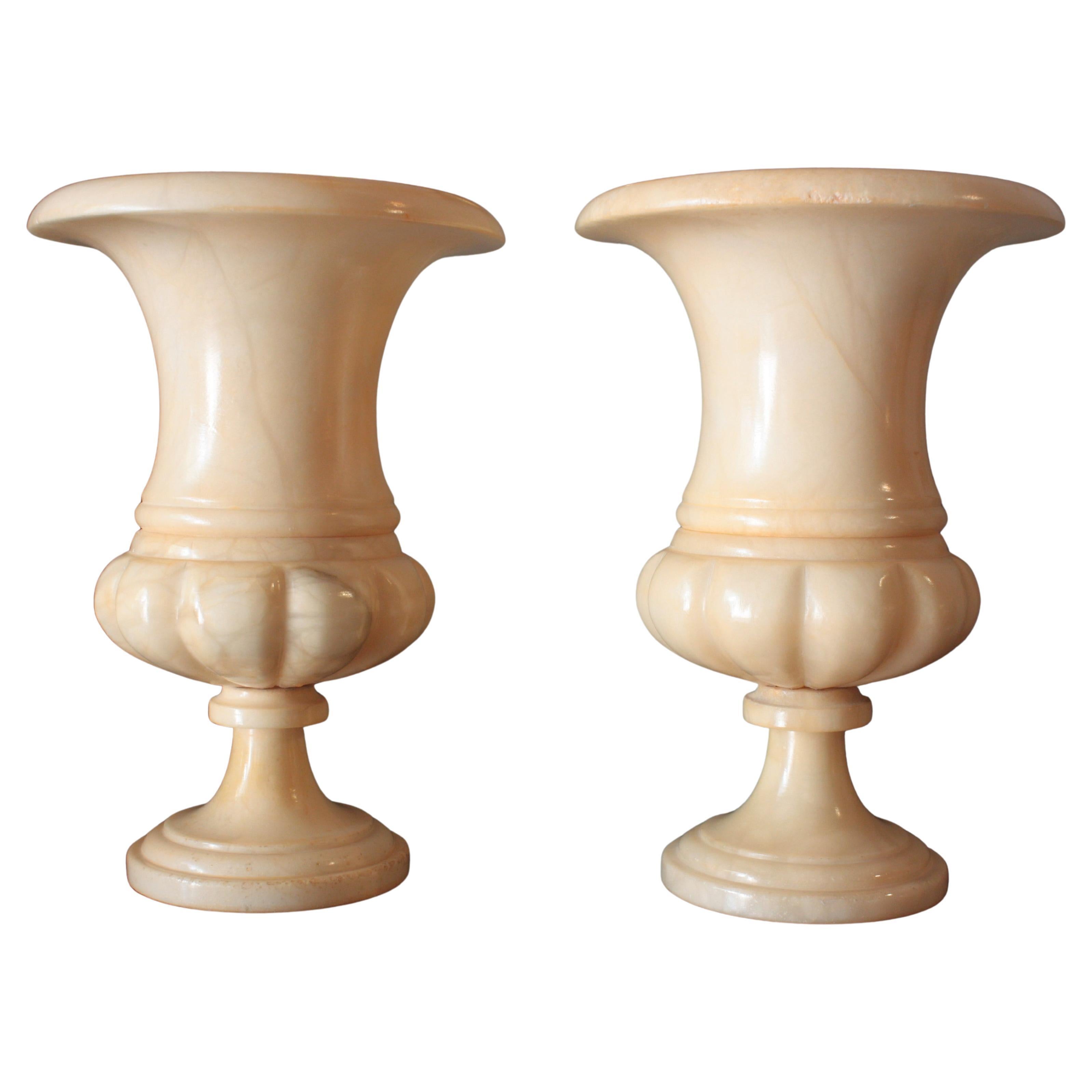 Paire de lampes urne néoclassiques en albâtre sculpté