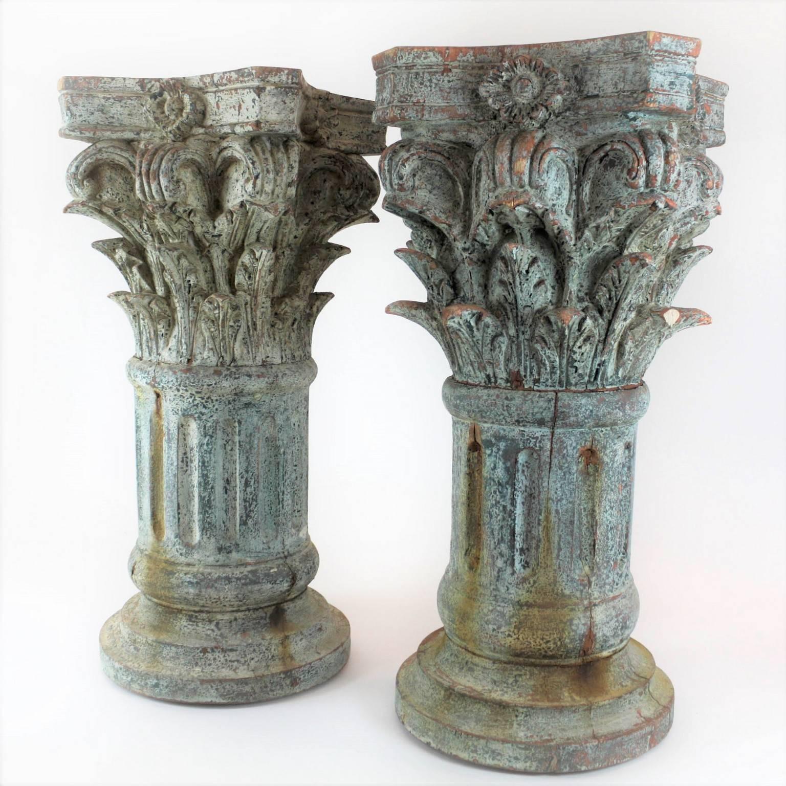 Pair of Neoclassical Carved Columns in Solid Wood In Good Condition In Miami, FL