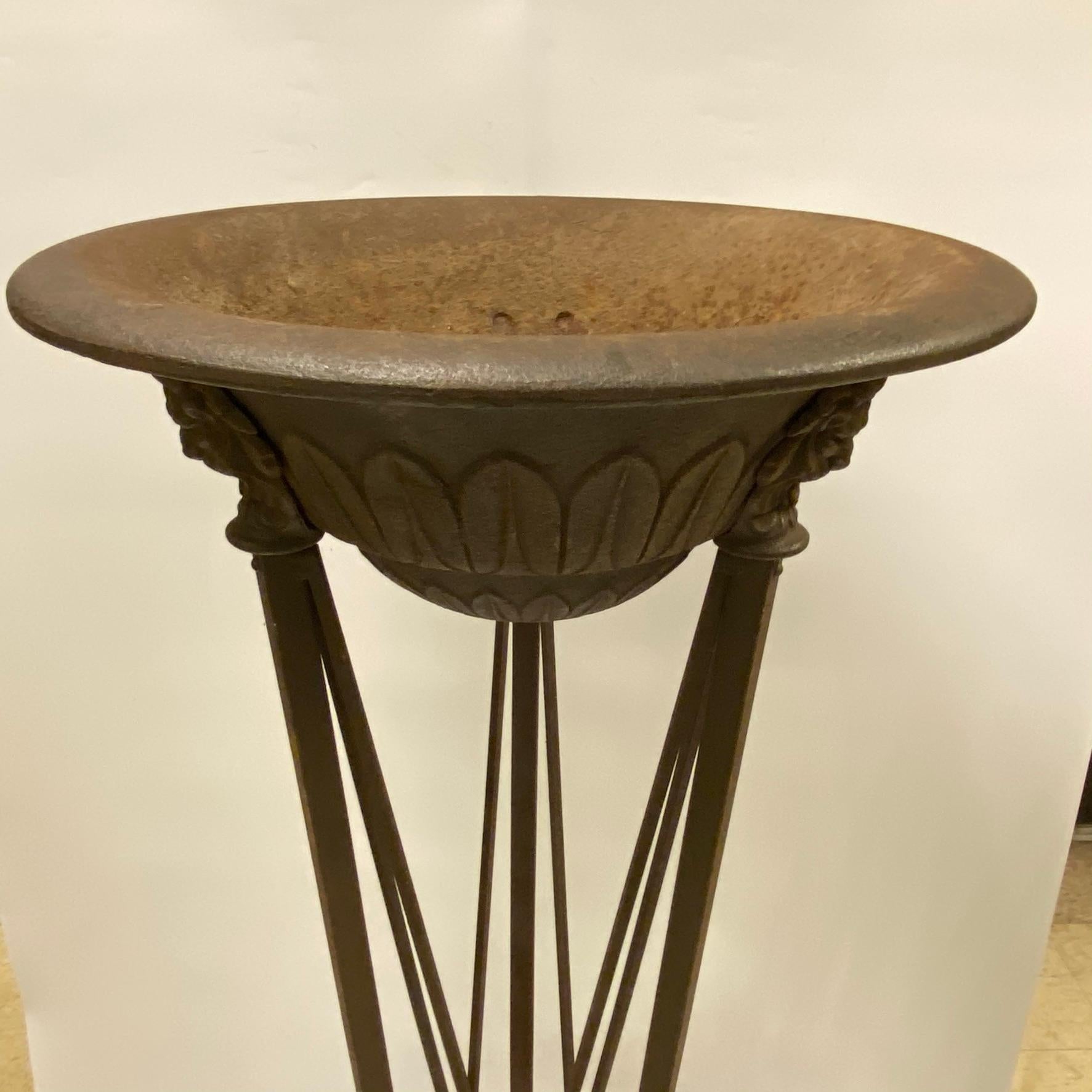 Pair of Neoclassical Cast Iron planters In Good Condition In New York, NY