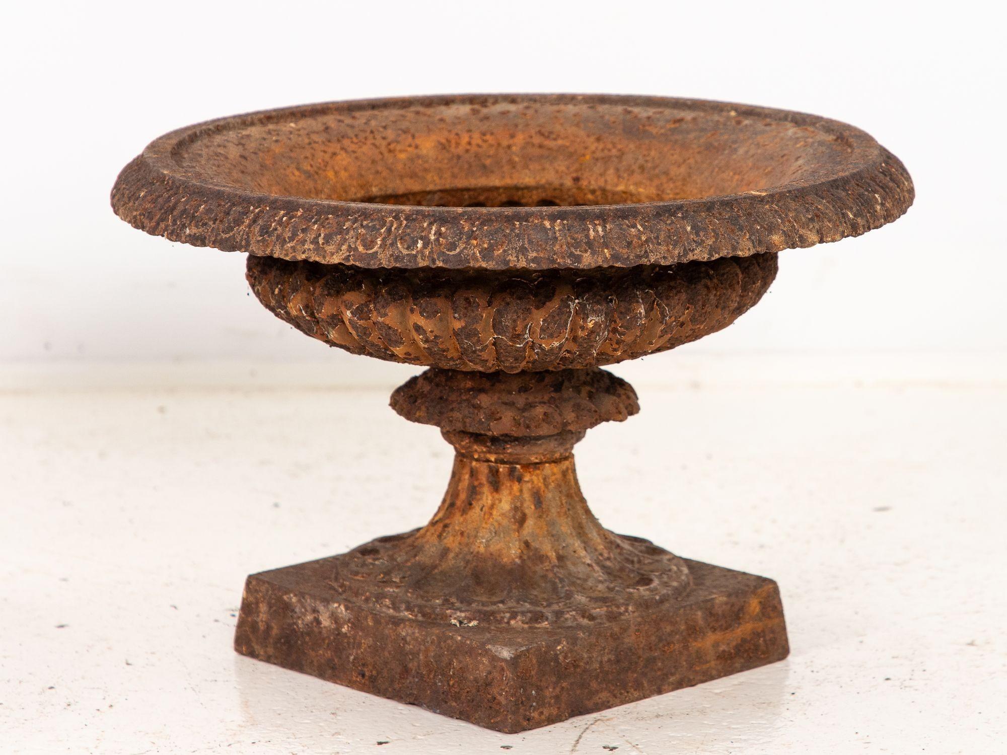 20th Century Pair of Neoclassical Cast Iron Urns, French early 20th C. For Sale