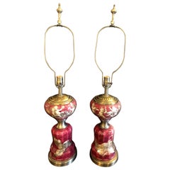 Paire de lampes de bureau néoclassiques en verre canneberge décorées d'un chérubin et de décorations en relief