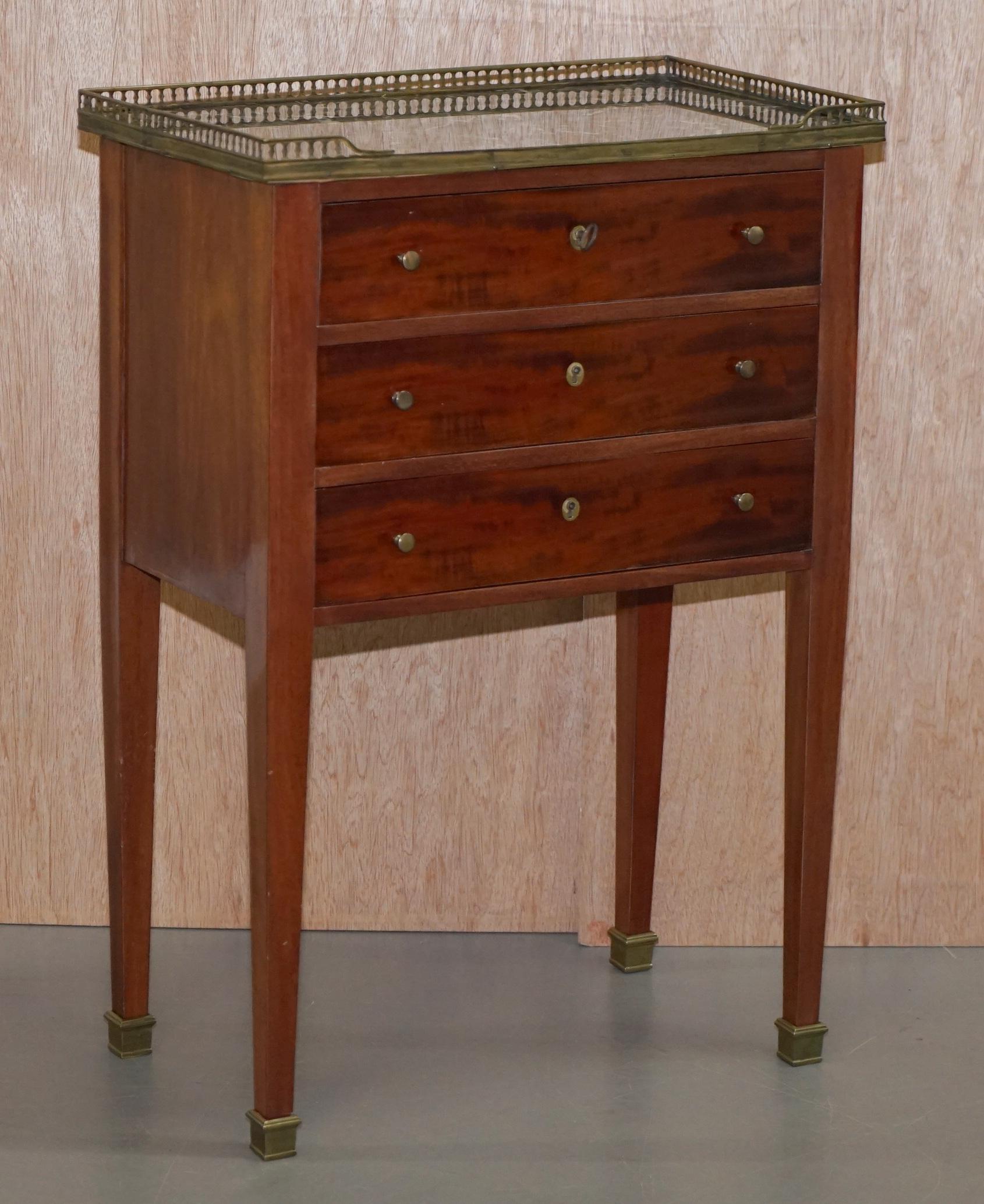 We are delighted to offer for sale this stunning pair of neoclassical Cuban mahogany side tables with marble tops and brass gallery rails, circa 1860.

A very good looking and well made pair of side table chests, these were sold to me as Gillows