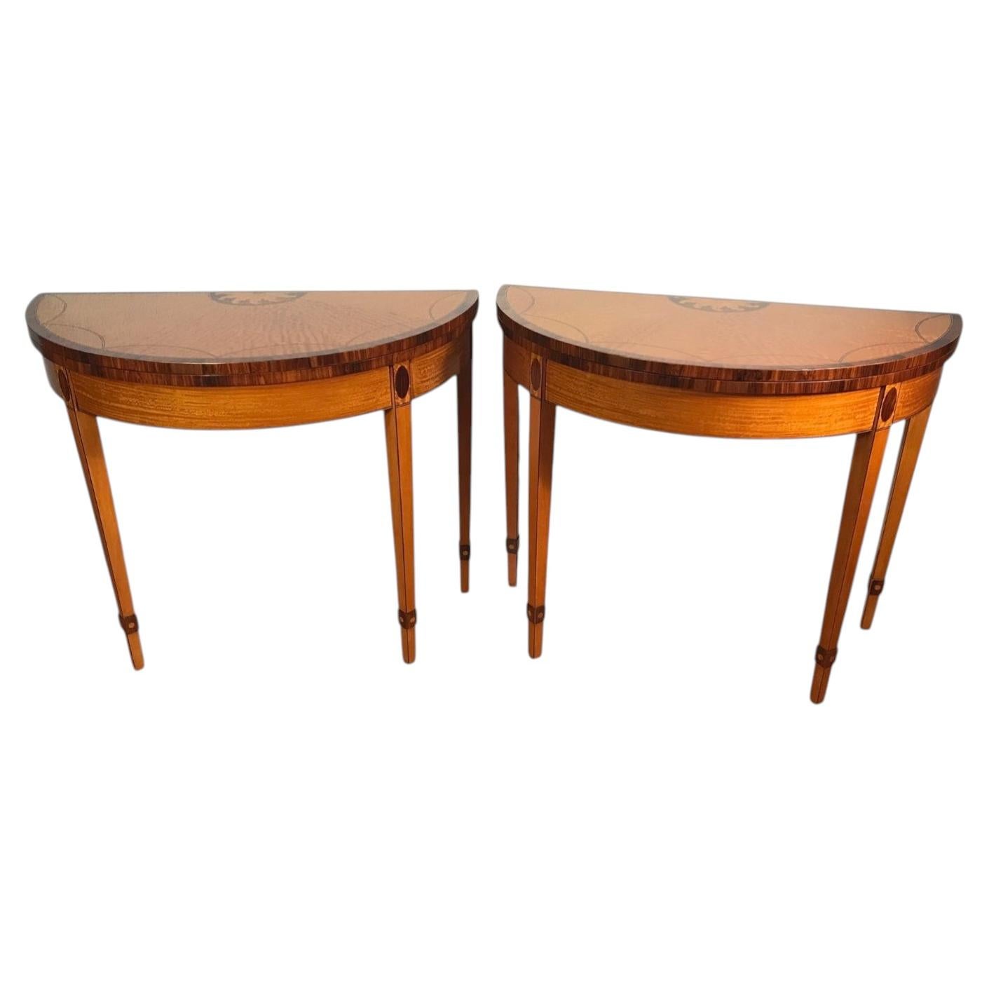 Coppia di tavolini a mezzaluna in stile Giorgio III, 1800
