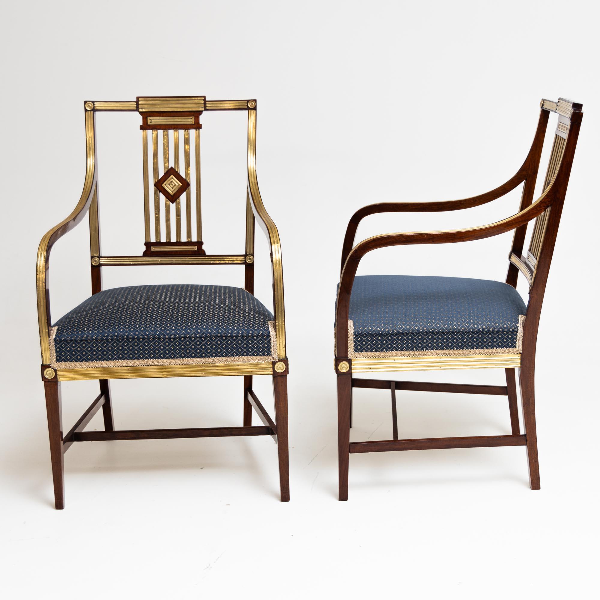 Poli Paire de chaises de salle à manger néoclassiques, laiton, États baltes, fin du XVIIIe siècle en vente