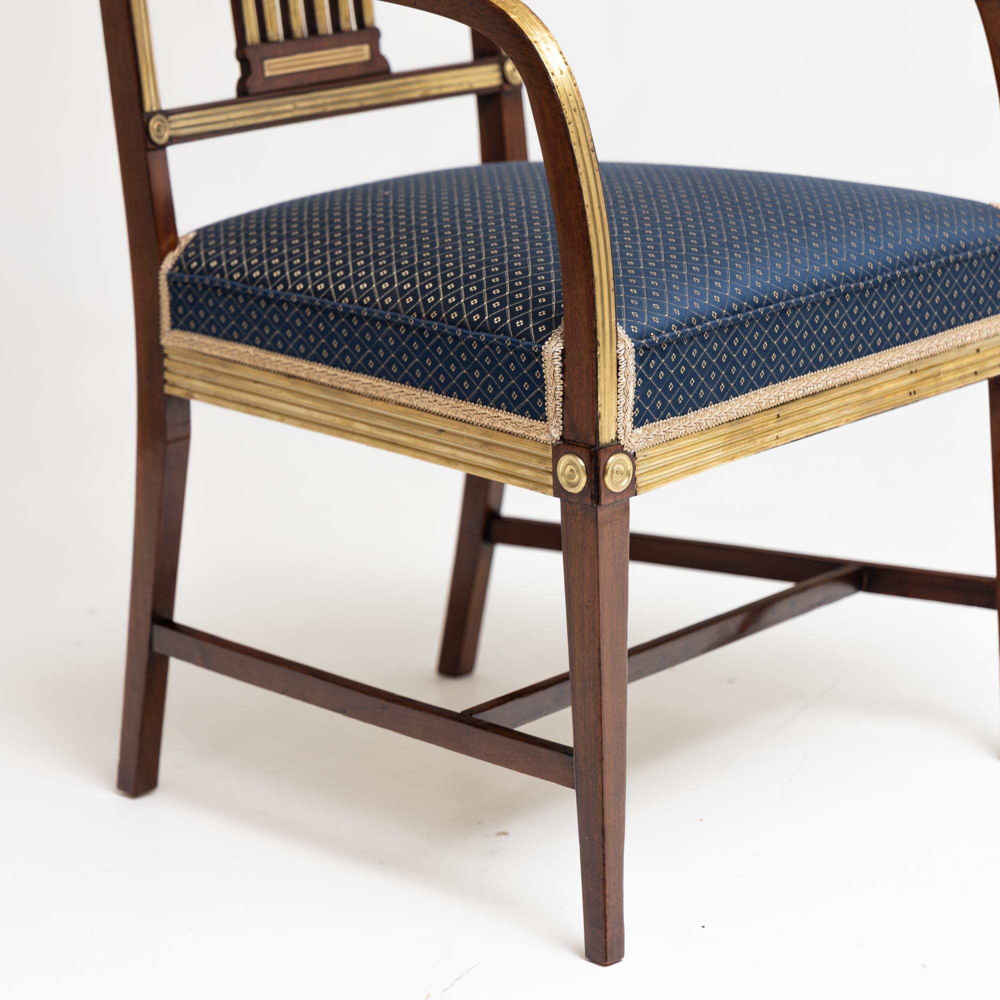 Paire de chaises de salle à manger néoclassiques, laiton, États baltes, fin du XVIIIe siècle Bon état - En vente à Greding, DE