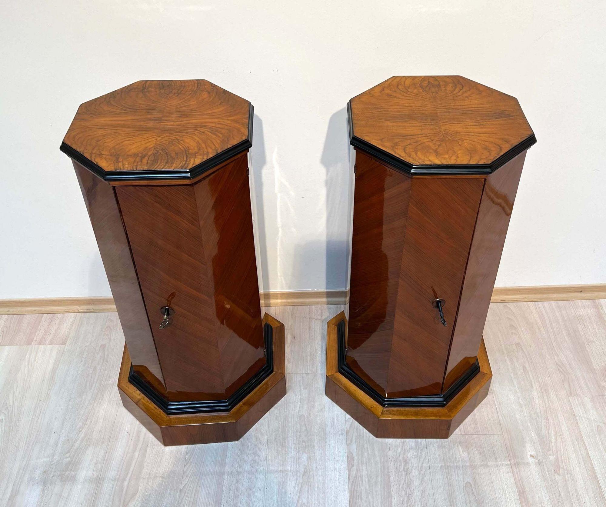 Italian Pair of Neoclassical Drum Cabinets, Walnut Veneer, Italy, circa 1830