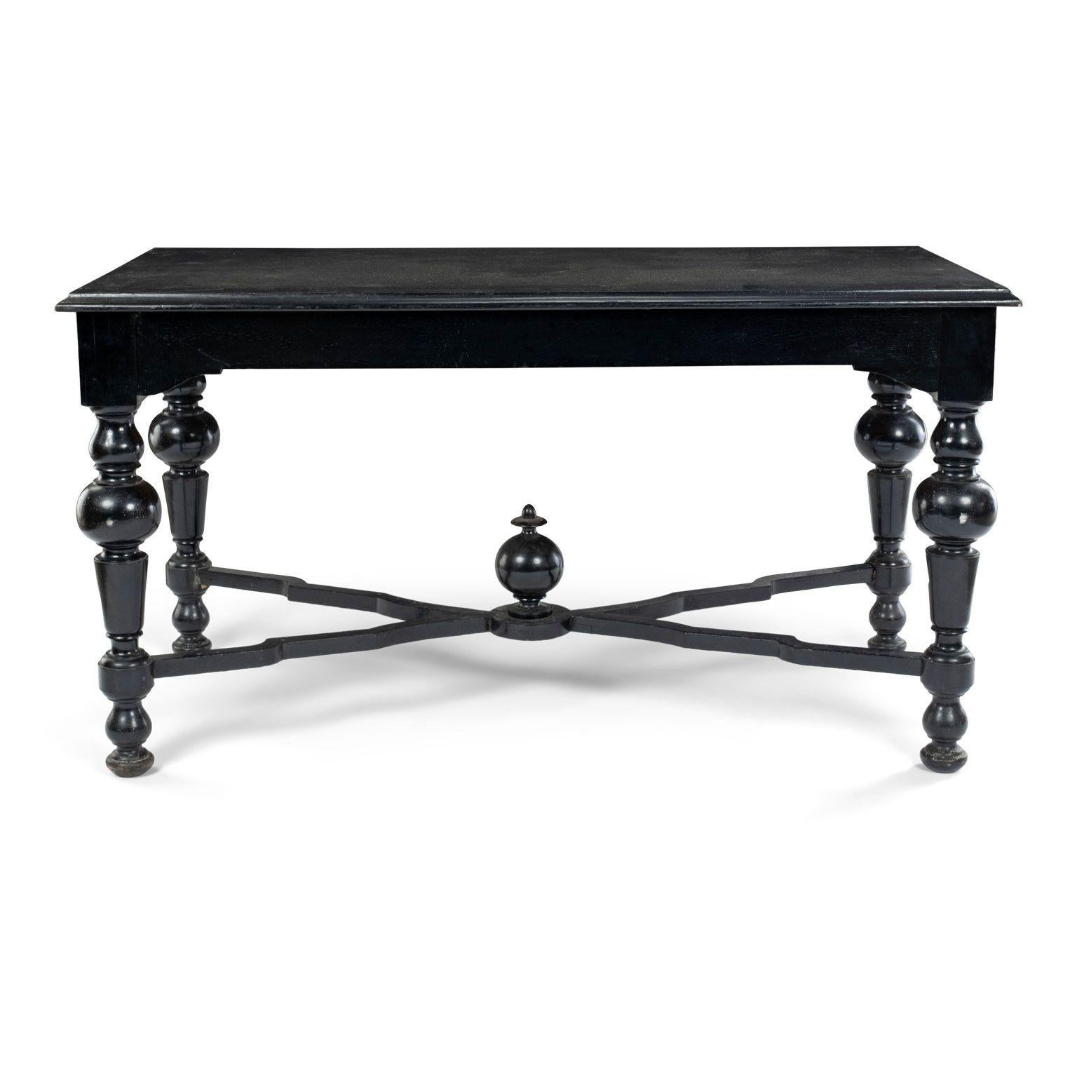 Coppia di tavoli da centro svedesi neoclassici ebanizzati, o tavoli da biblioteca, intagliati a mano in stile Secondo Impero o Napoleone III. Can potrebbe anche essere un'ottima coppia di tavoli o scrivanie. Finitura originale verniciata in nero,