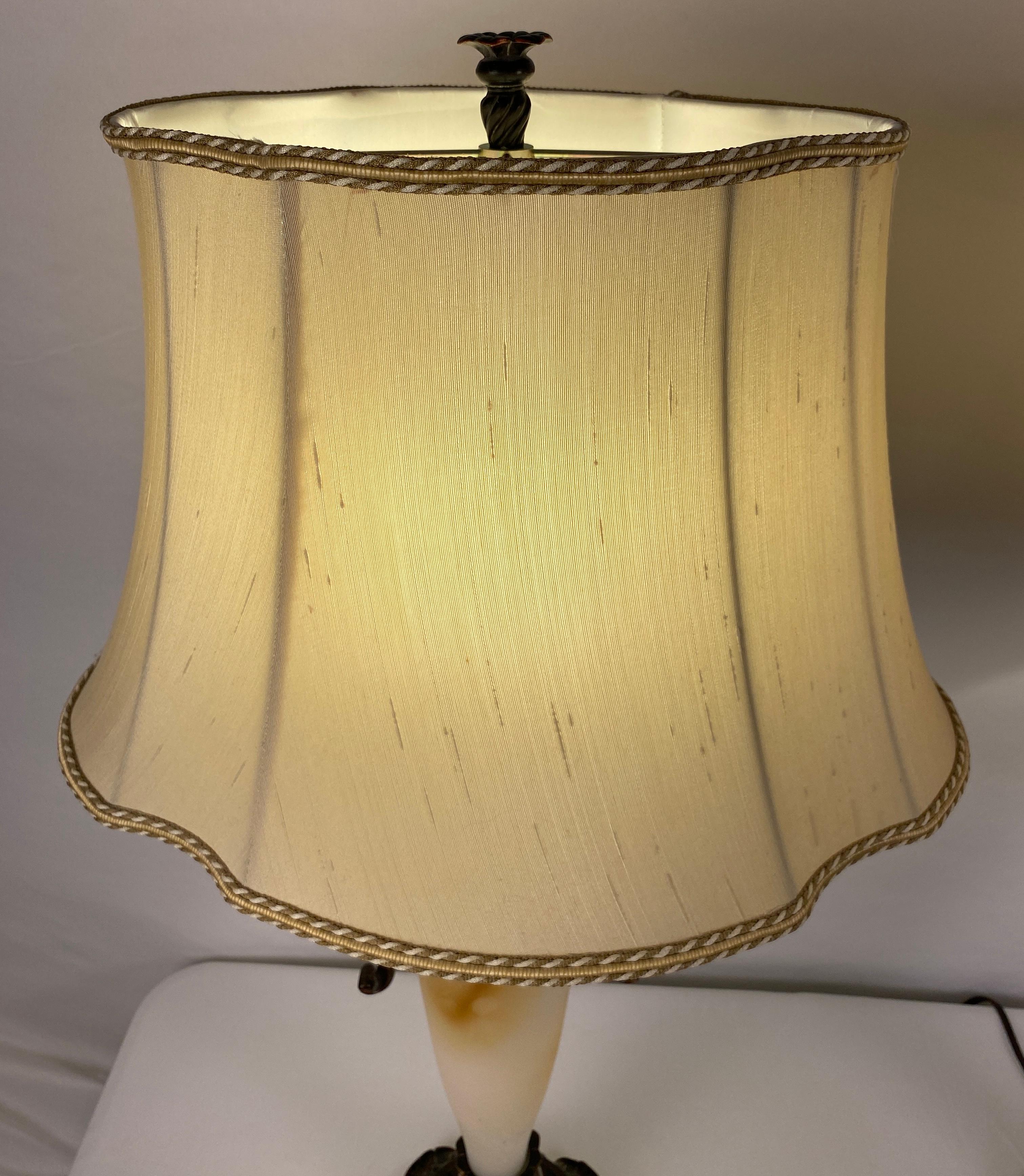 Classique américain Paire de lampes de bureau néoclassiques en faux albâtre beige  en vente