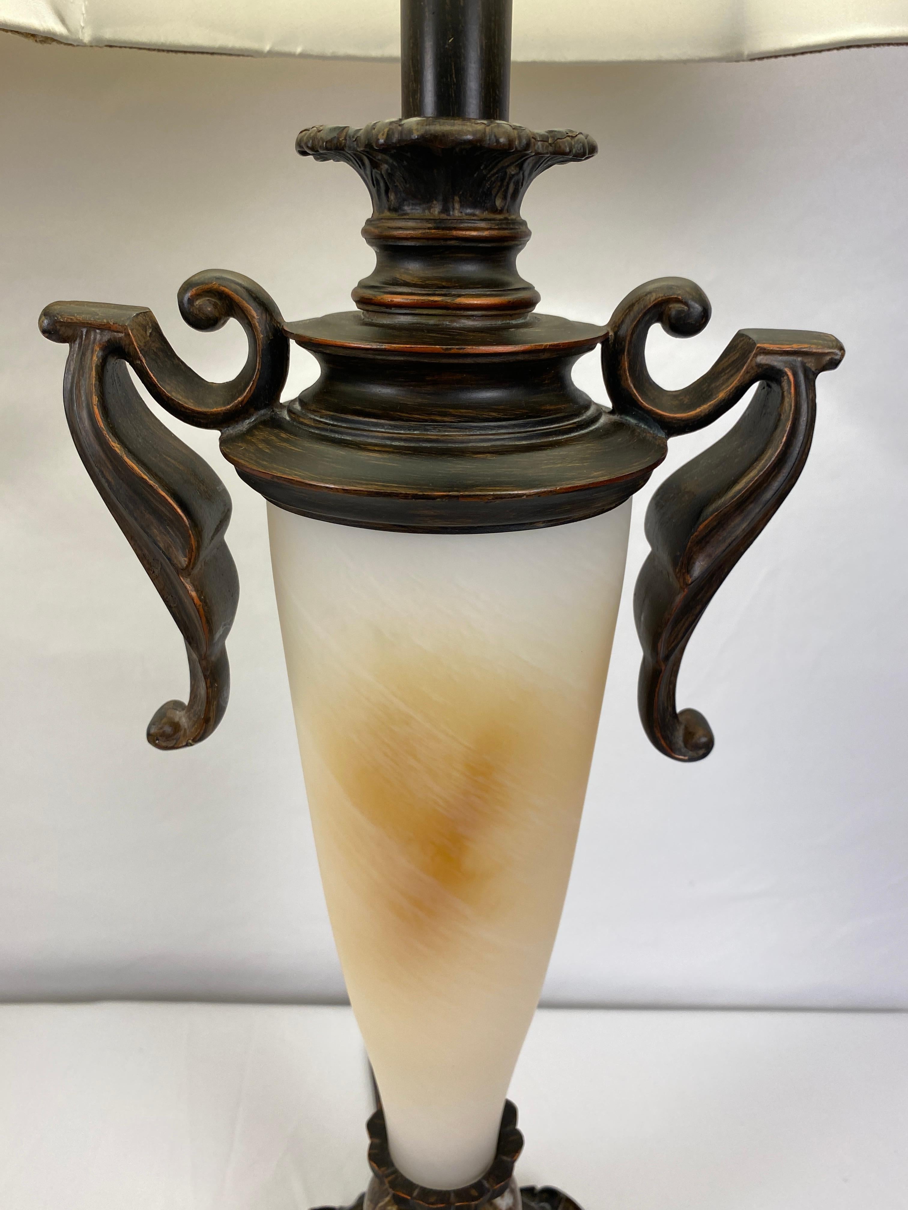 Américain Paire de lampes de bureau néoclassiques en faux albâtre beige  en vente