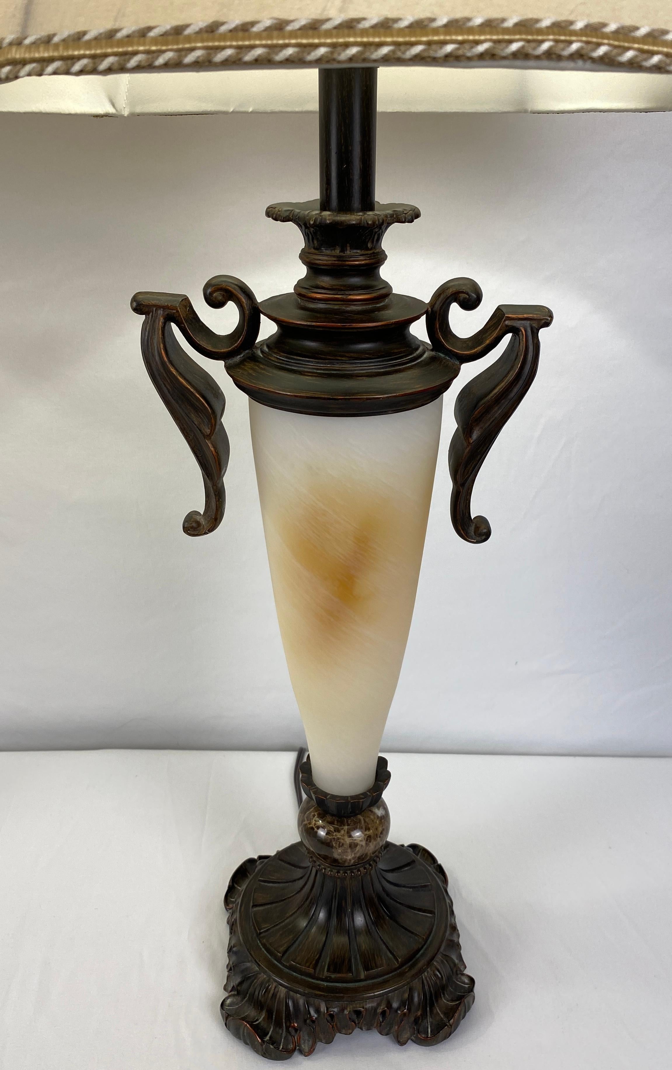 20ième siècle Paire de lampes de bureau néoclassiques en faux albâtre beige  en vente