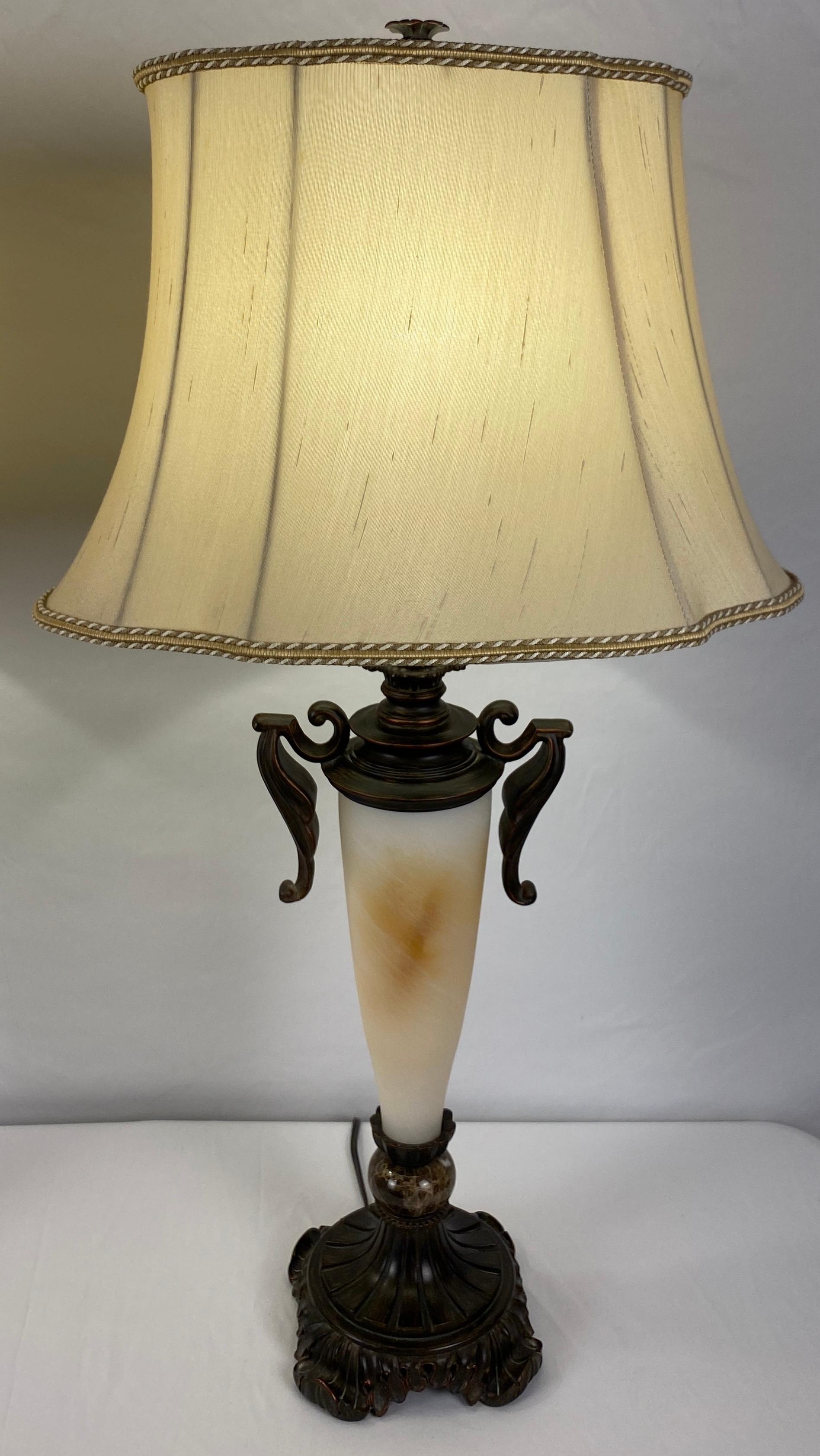 Pareja de Lámparas de Mesa Neoclásicas de Faux Alabastro Beige Porcelana en venta