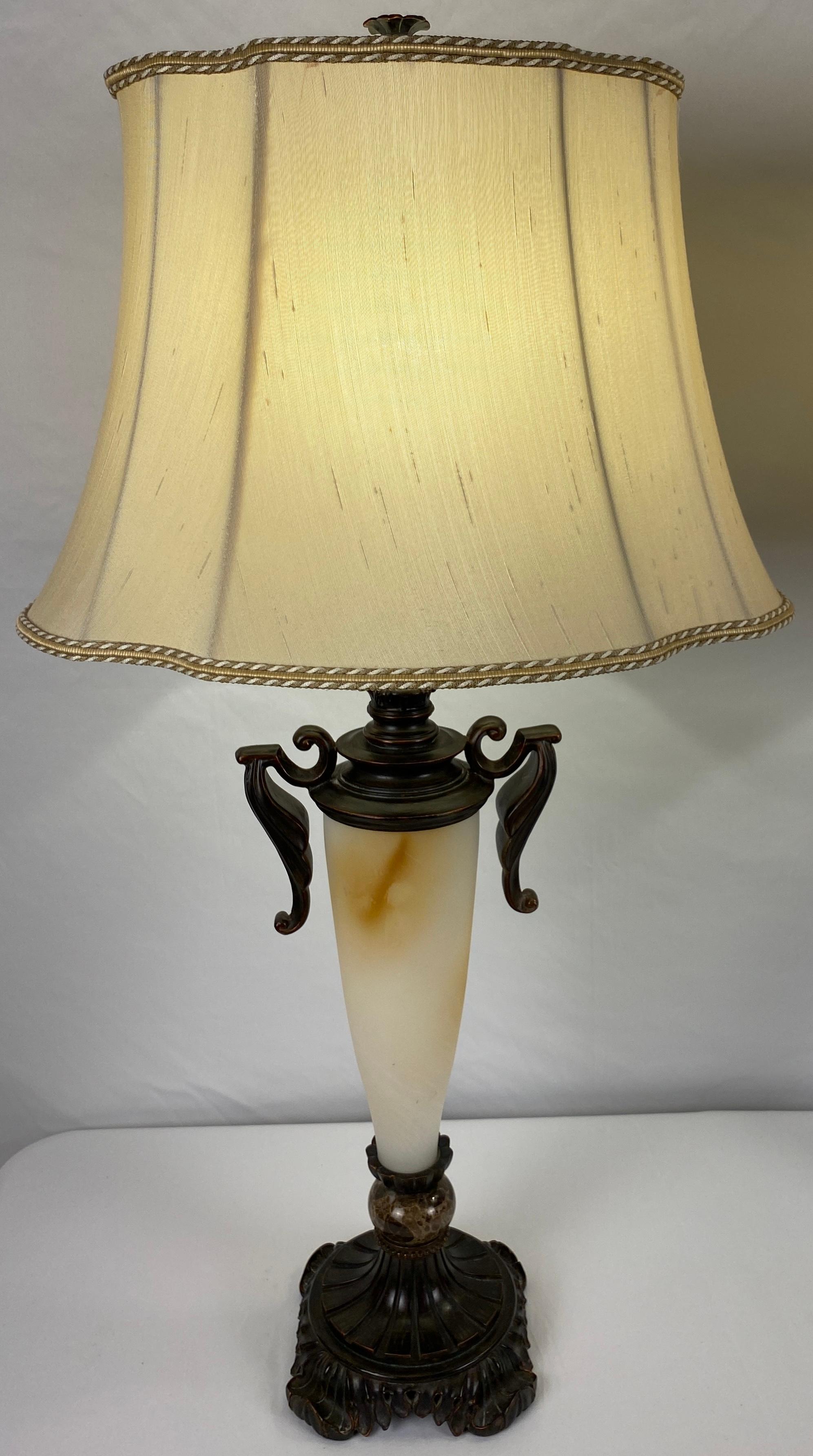 Paire de lampes de bureau néoclassiques en faux albâtre beige  en vente 1