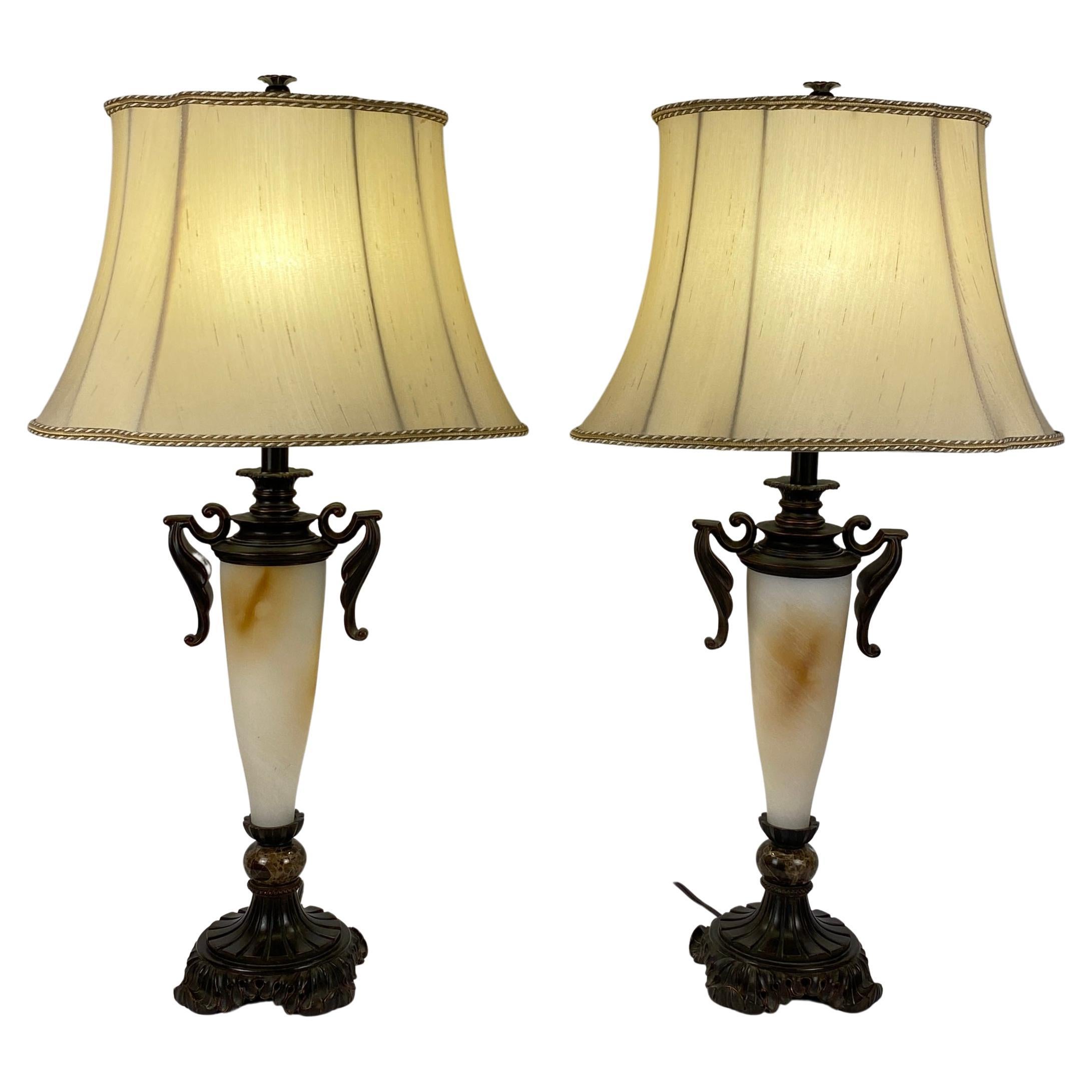Paire de lampes de bureau néoclassiques en faux albâtre beige  en vente