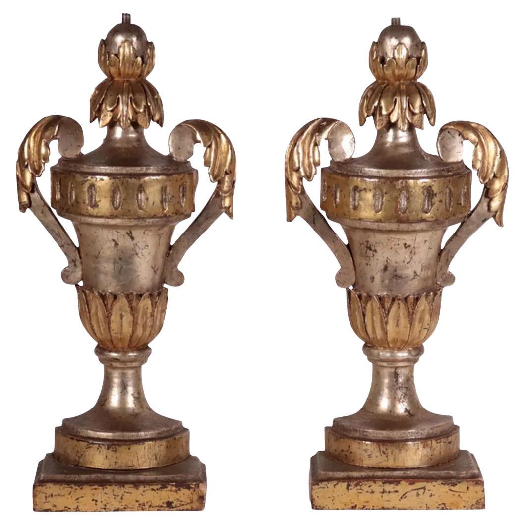 Paar neoklassizistische Urnen aus vergoldetem Holz mit flacher Rückseite - um 1760 im Angebot