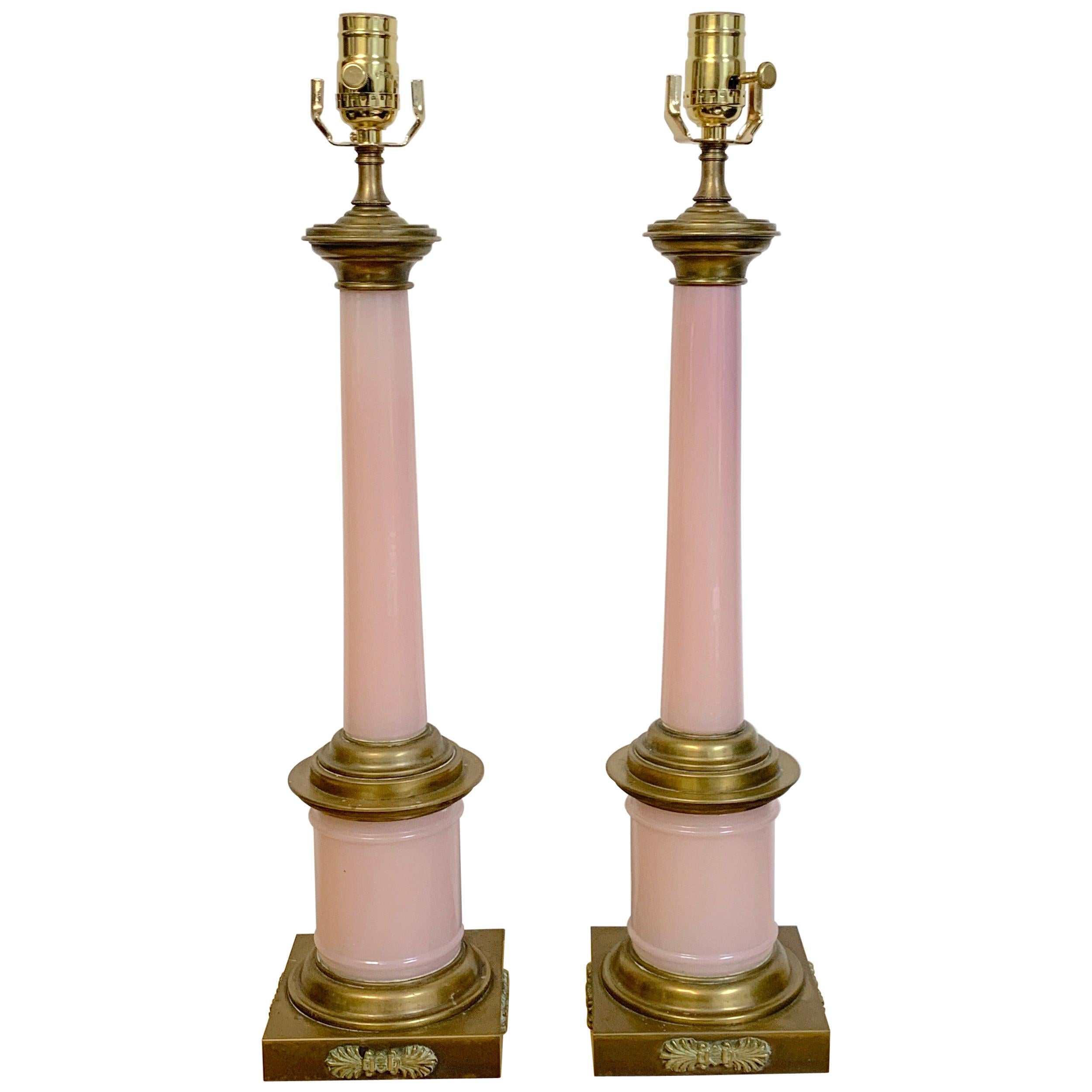 Paire de lampes néoclassiques françaises en bronze rose opalin, chacune de forme typique avec des bases montées d'acanthes.
La base est carrée de 5,5 pouces, 19 pouces de haut jusqu'au sommet de la colonne, 24 pouces de haut jusqu'au sommet de la