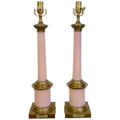 Paire de lampes à colonne néoclassiques françaises en bronze opalin rose montées sur pied