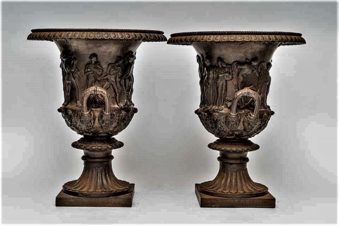 Paire d'urnes de jardin néoclassiques en vente 9