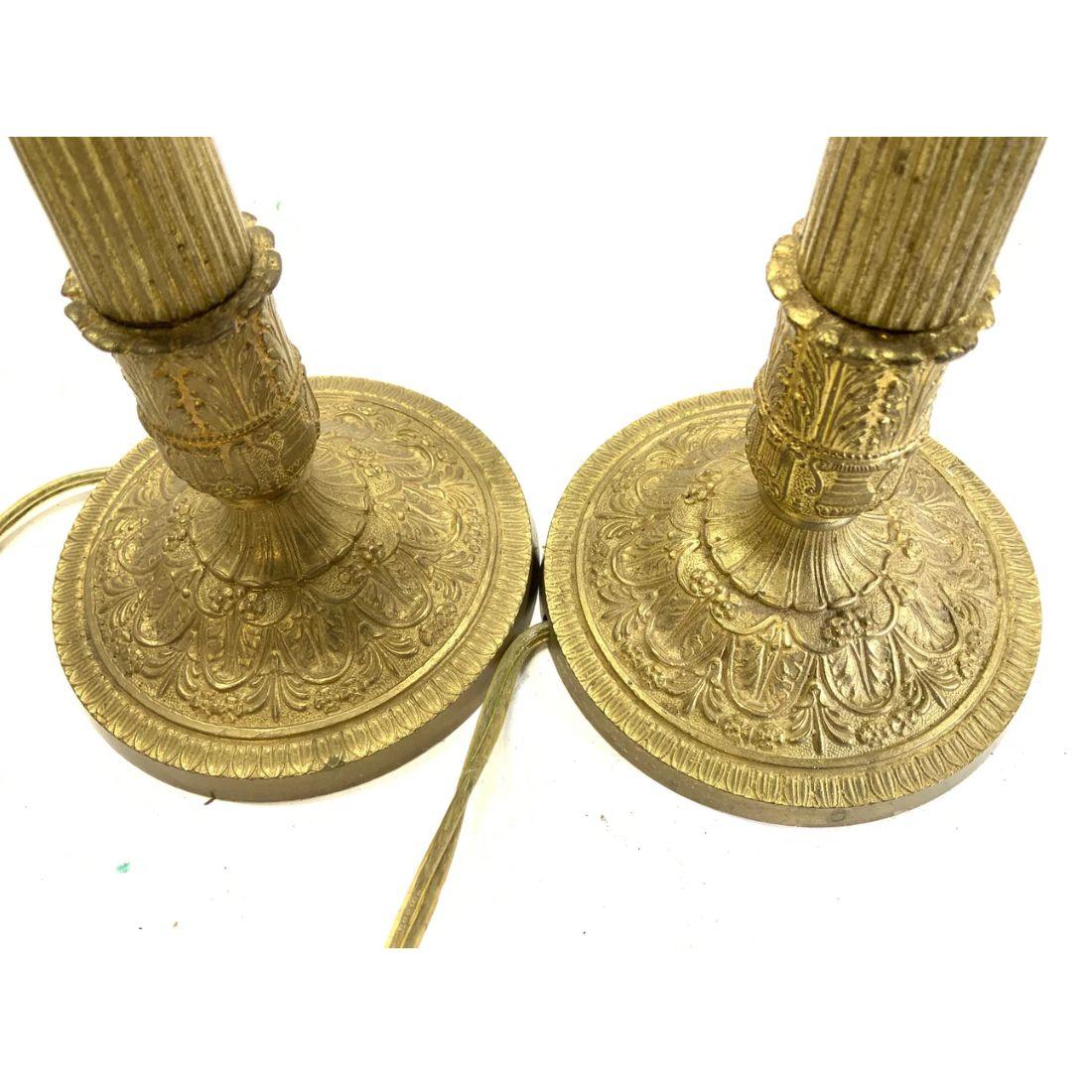 Pareja de candelabros neoclásicos de latón dorado en Bueno estado para la venta en Locust Valley, NY