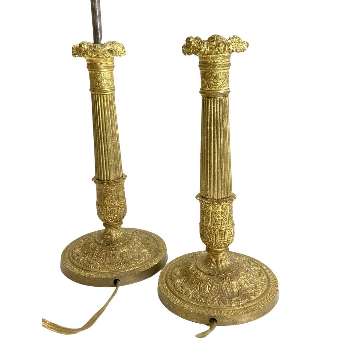 Pareja de candelabros neoclásicos de latón dorado siglo XX en venta