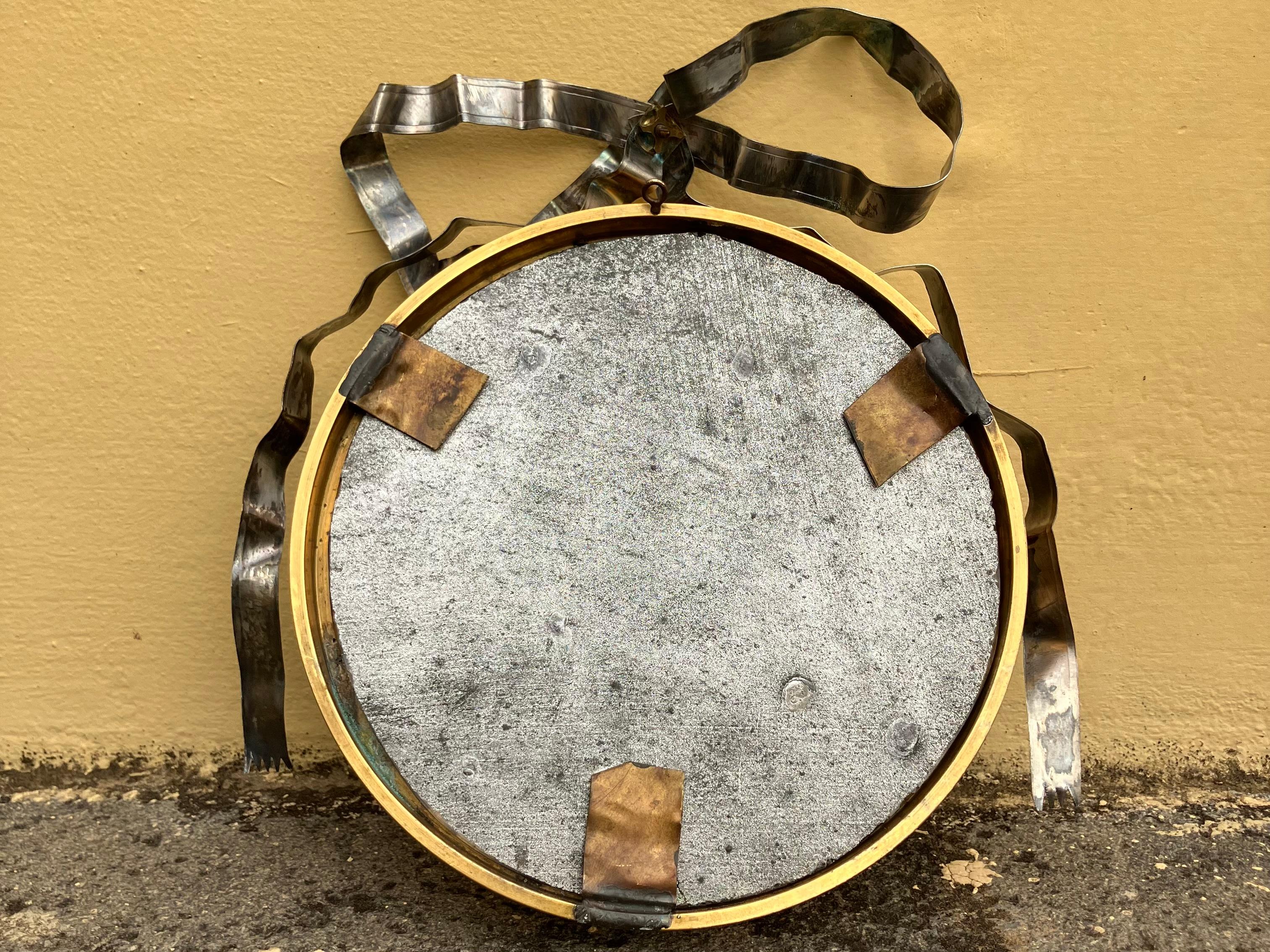 Coppia di specchi neoclassici in bronzo dorato e argento a nastro in vendita 2