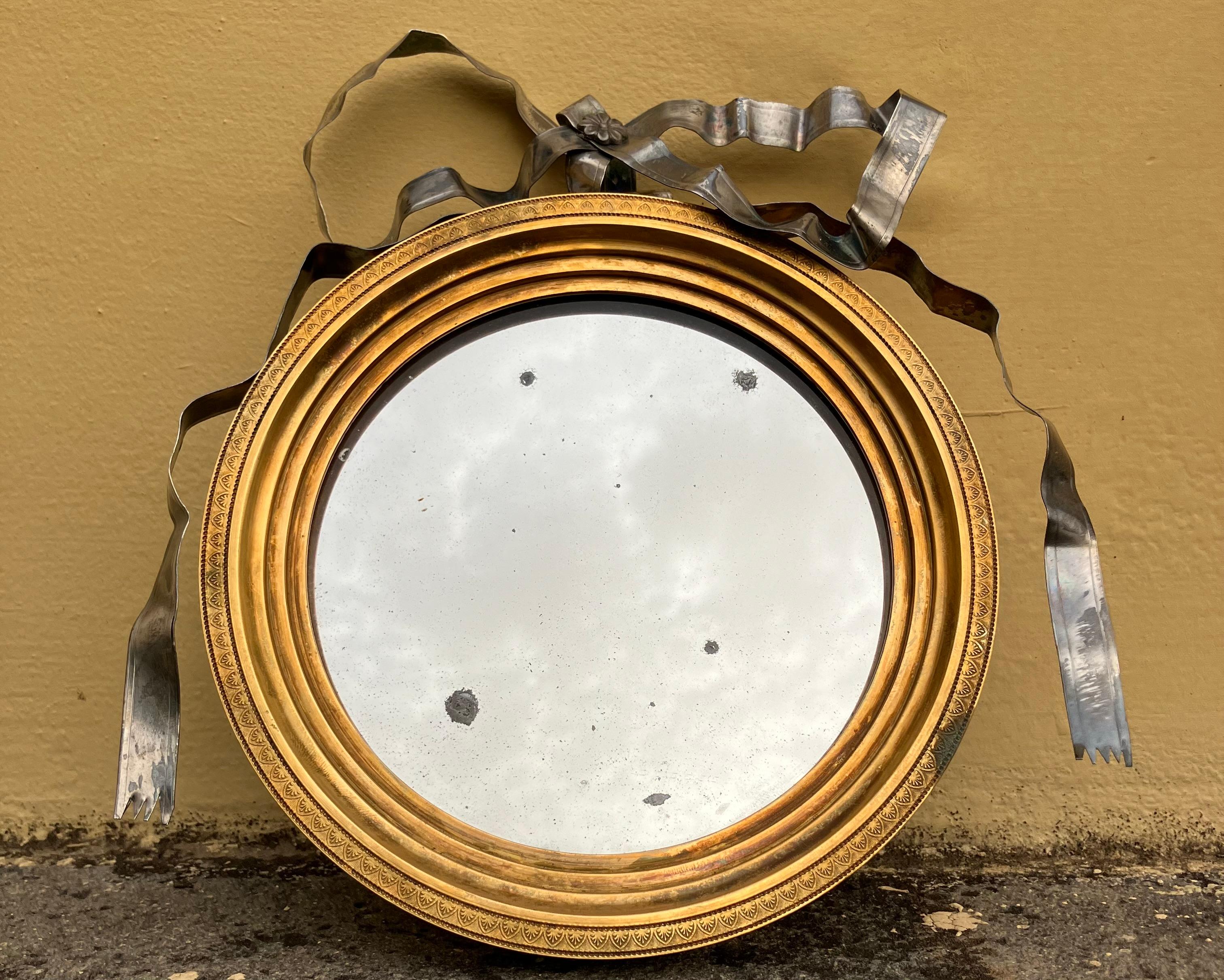 Neoclassico Coppia di specchi neoclassici in bronzo dorato e argento a nastro in vendita