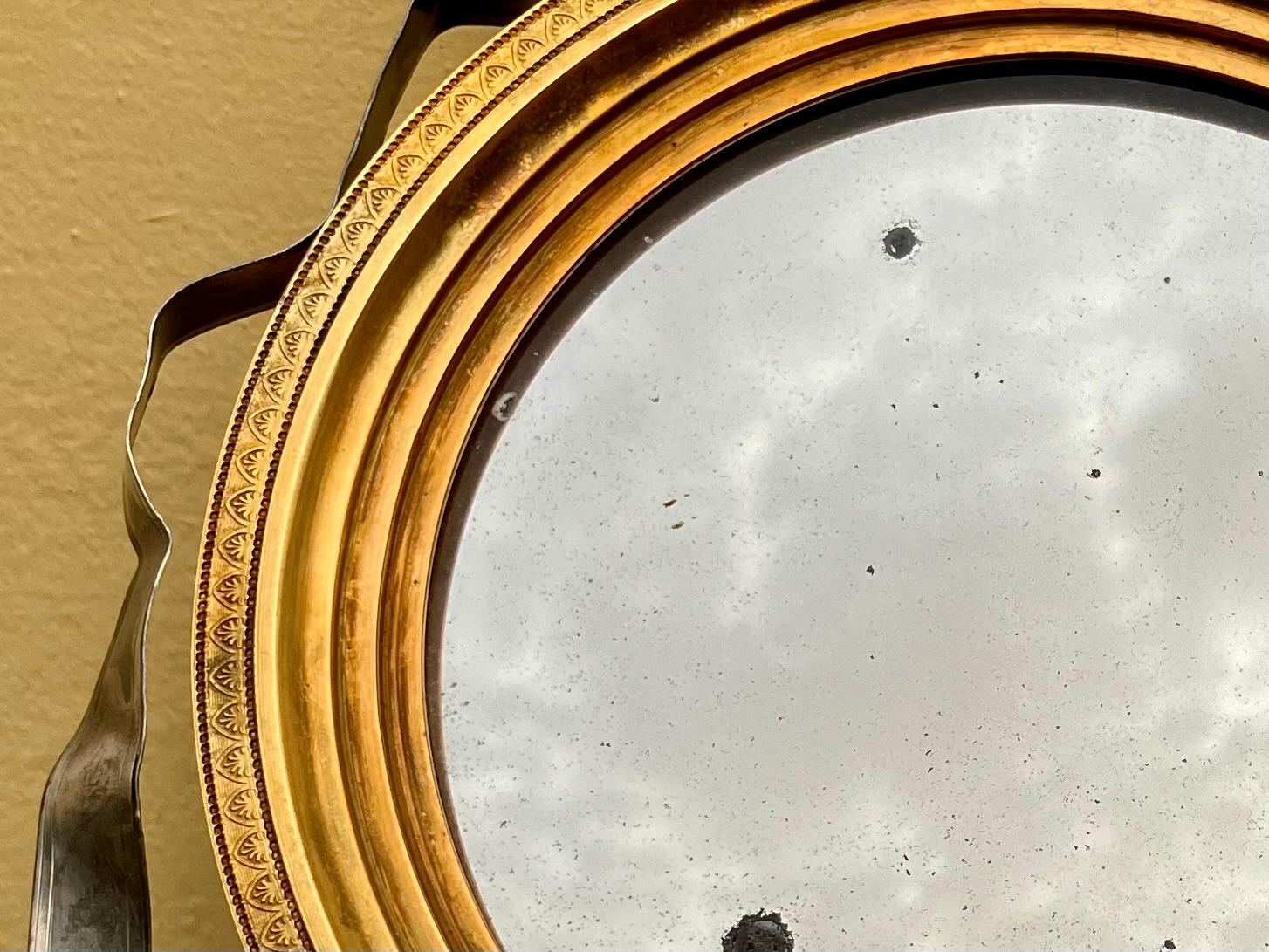 Francese Coppia di specchi neoclassici in bronzo dorato e argento a nastro in vendita