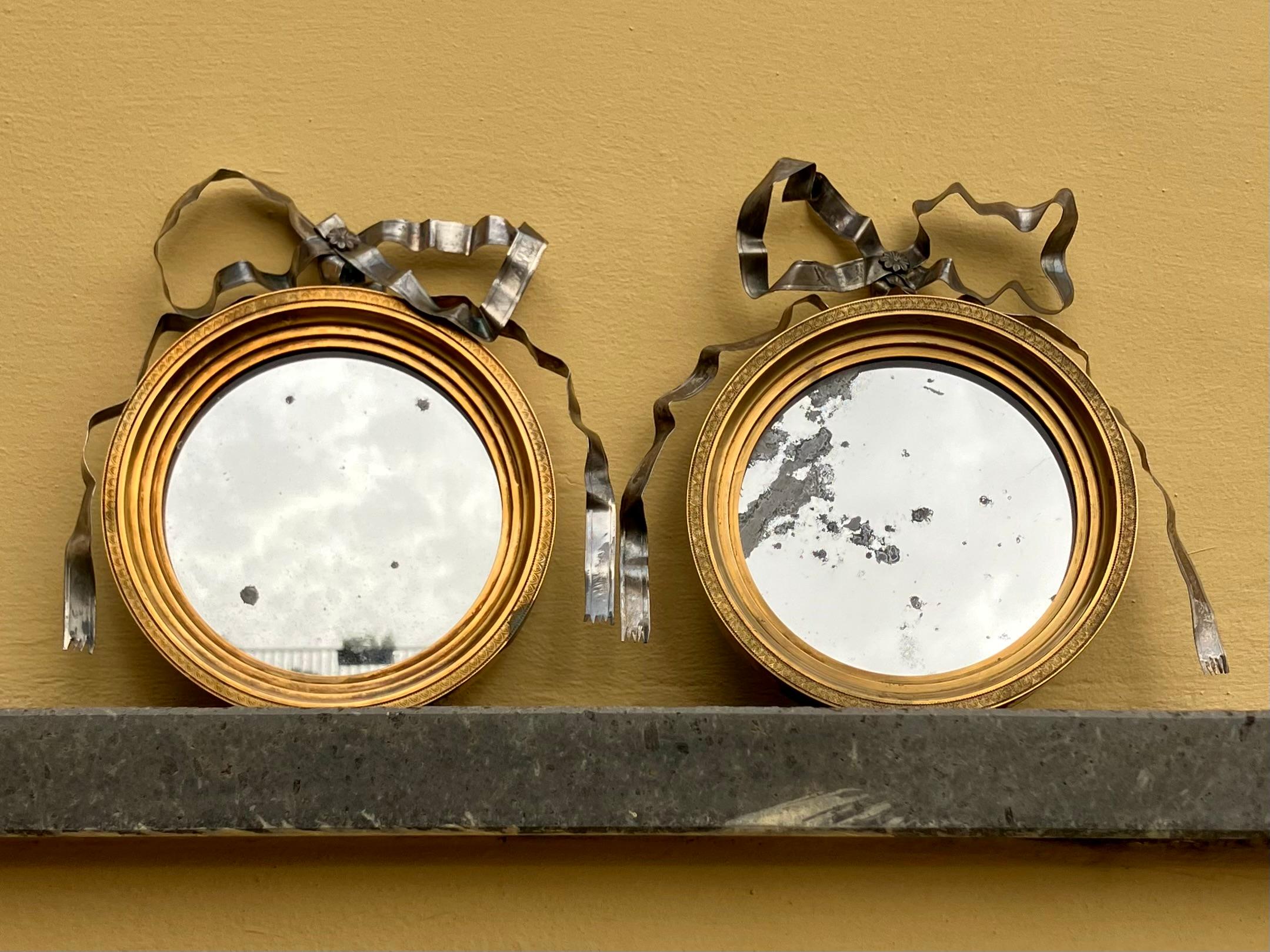 Similoro Coppia di specchi neoclassici in bronzo dorato e argento a nastro in vendita