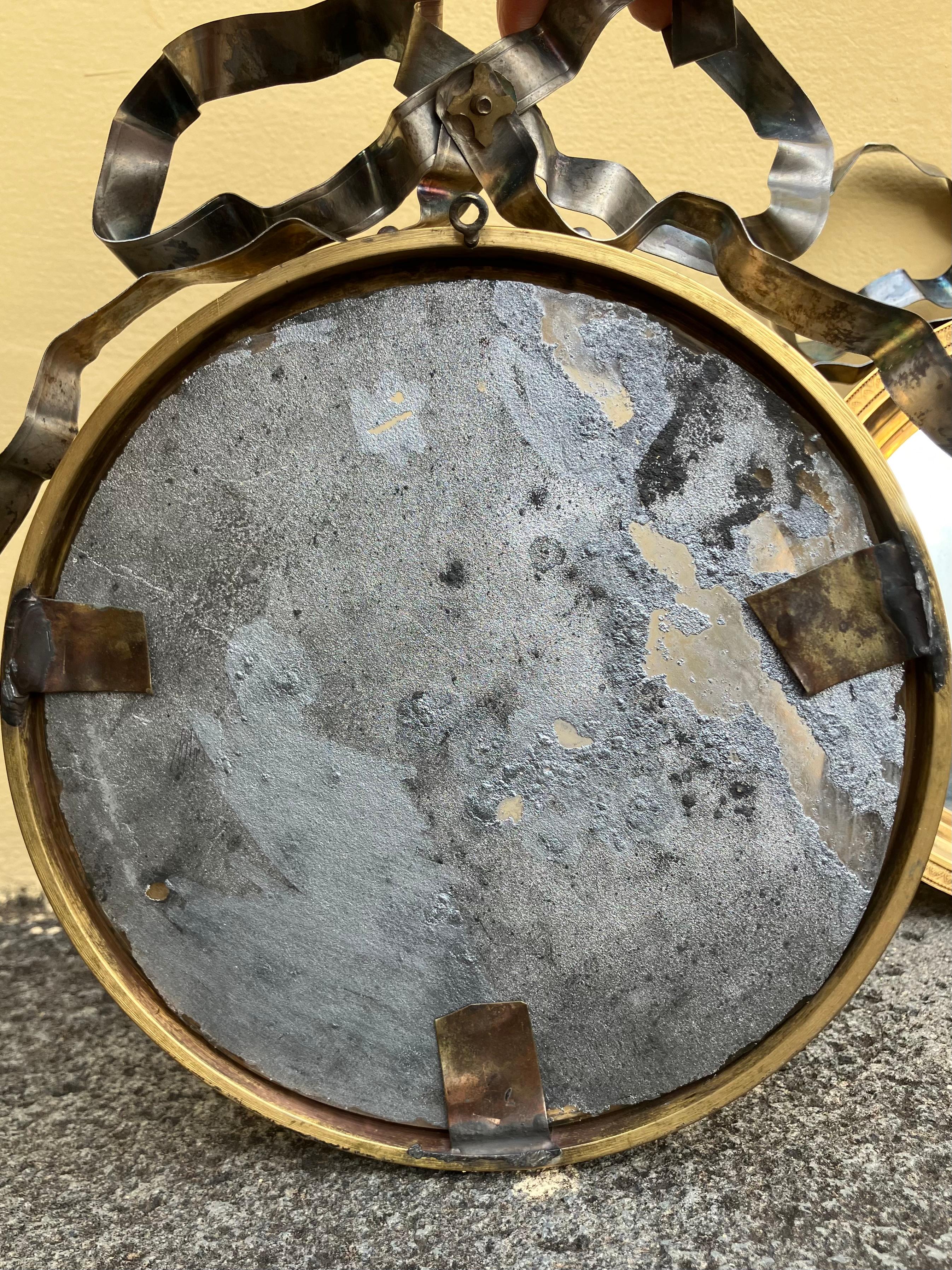 Coppia di specchi neoclassici in bronzo dorato e argento a nastro in vendita 1