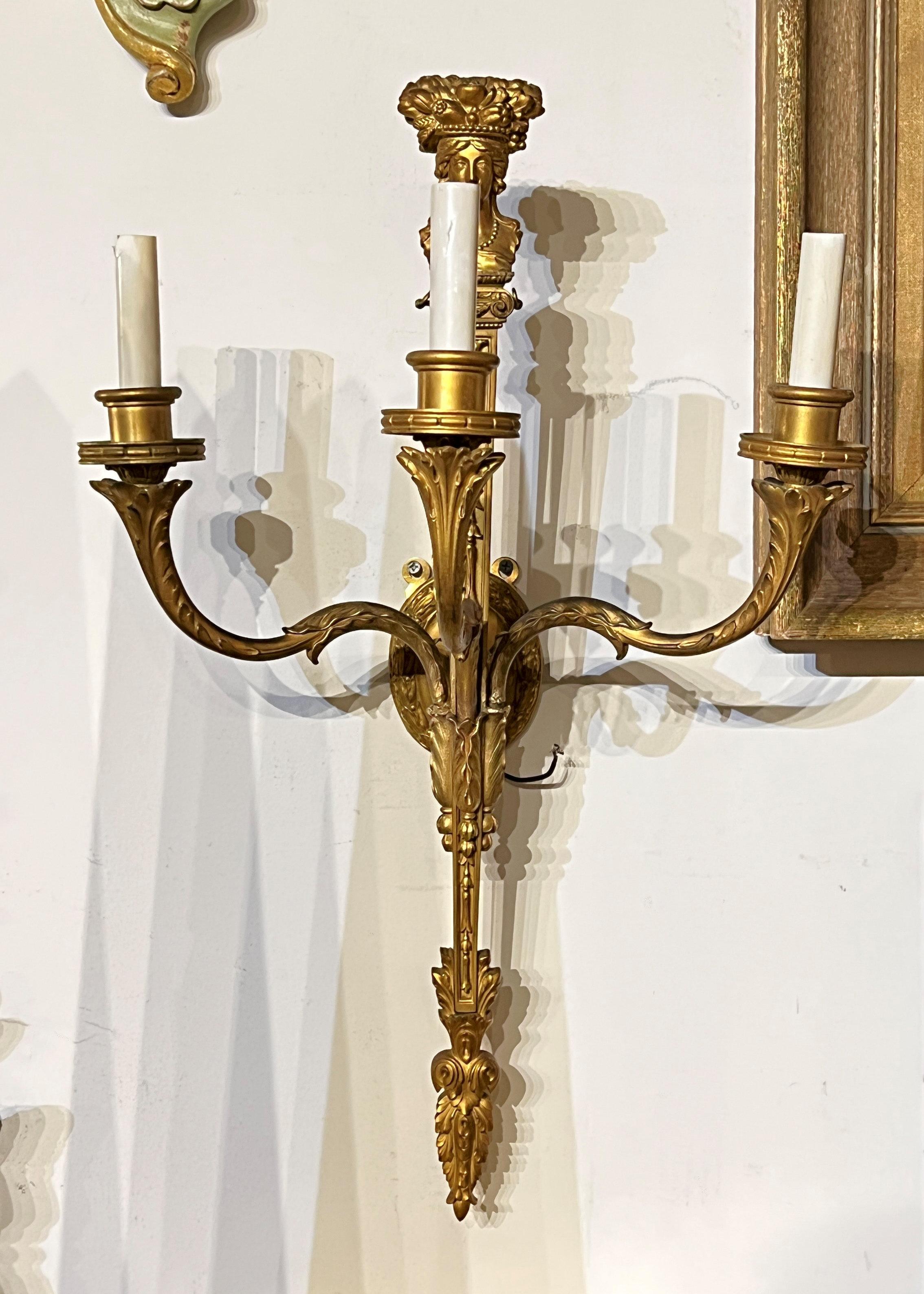 Paire d'appliques néoclassiques à trois lumières en bronze doré en vente 3