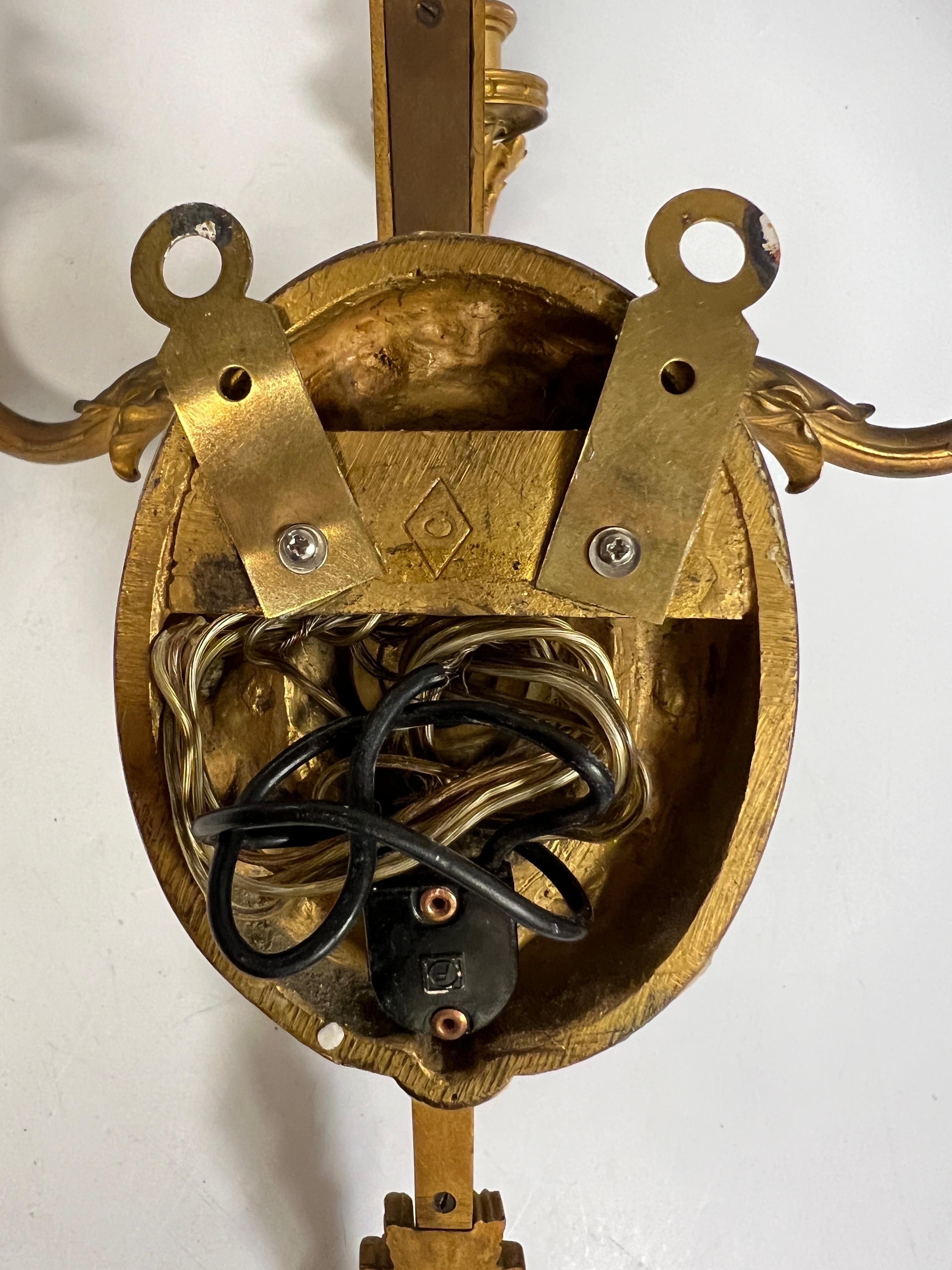 Dorato Coppia E. F. A. Caldwell Neoclassico in bronzo dorato a tre luci in vendita