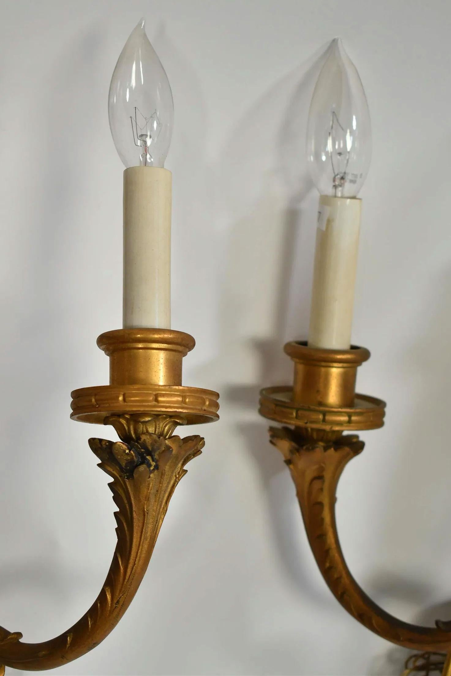 Néoclassique Paire d'appliques néoclassiques à trois lumières en bronze doré en vente