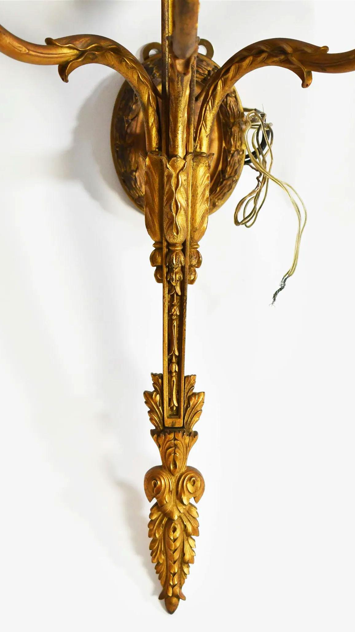 Français Paire d'appliques néoclassiques à trois lumières en bronze doré en vente