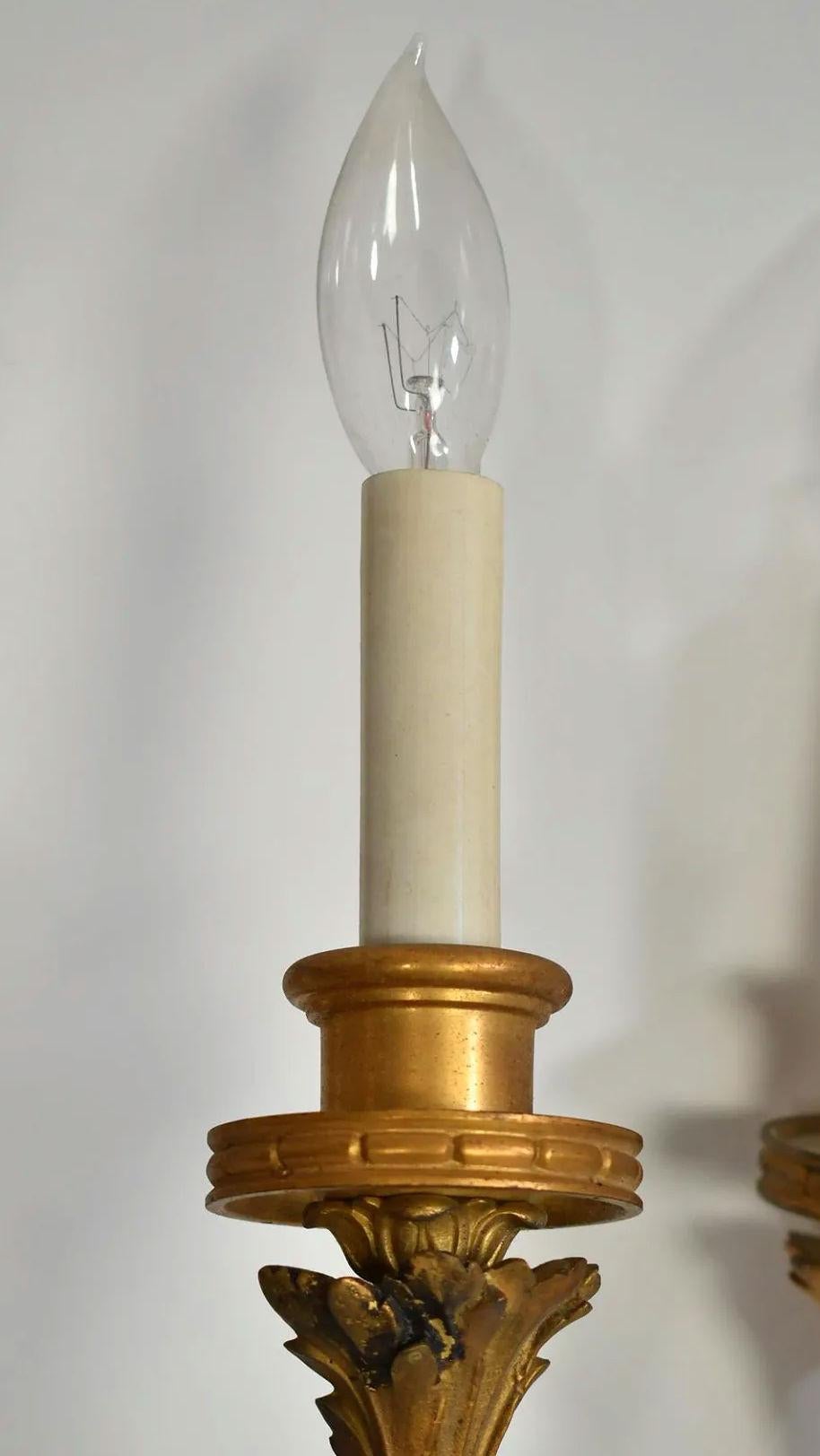 Doré Paire d'appliques néoclassiques à trois lumières en bronze doré en vente
