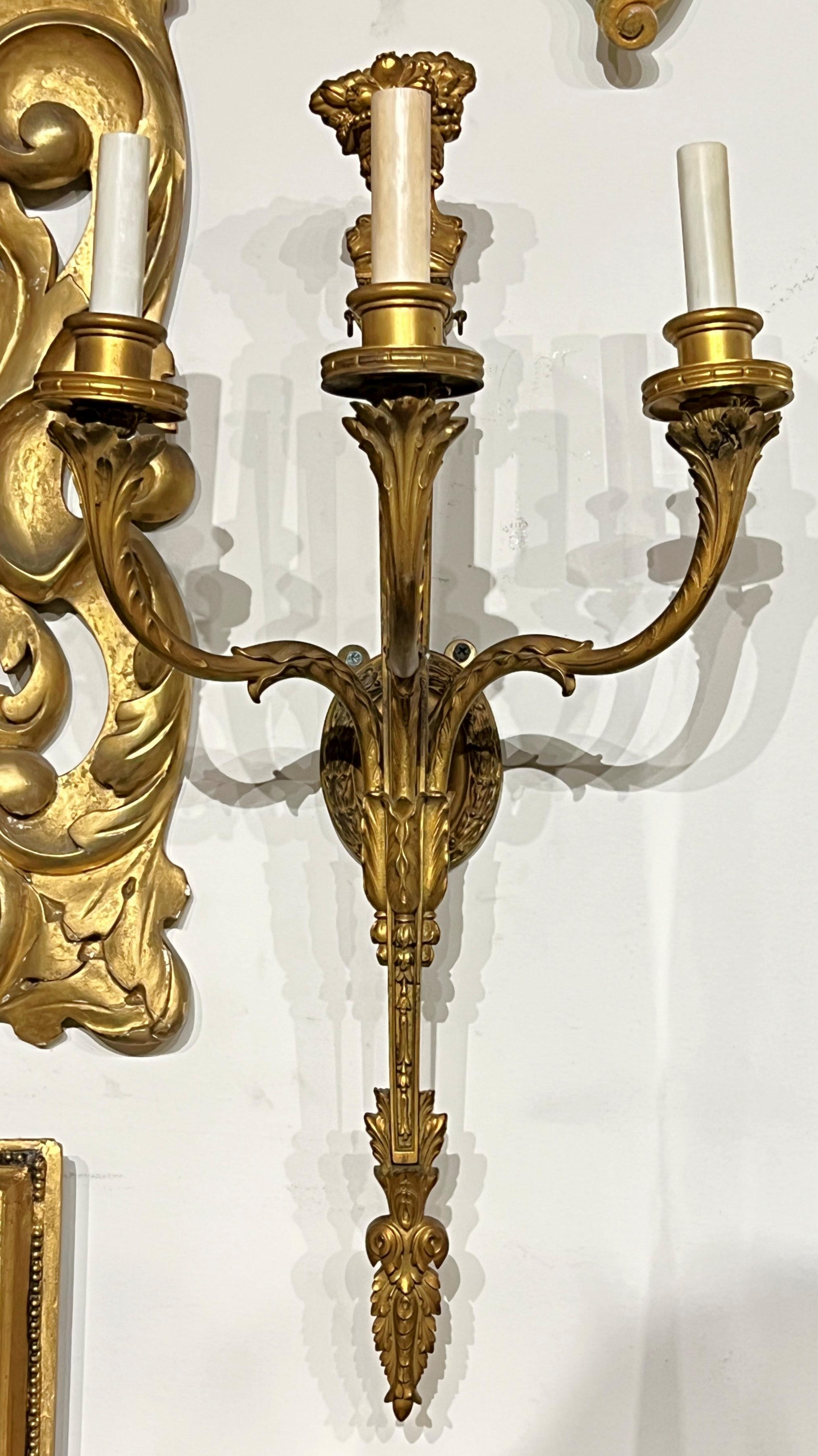 Paire d'appliques néoclassiques à trois lumières en bronze doré Bon état - En vente à New York, NY