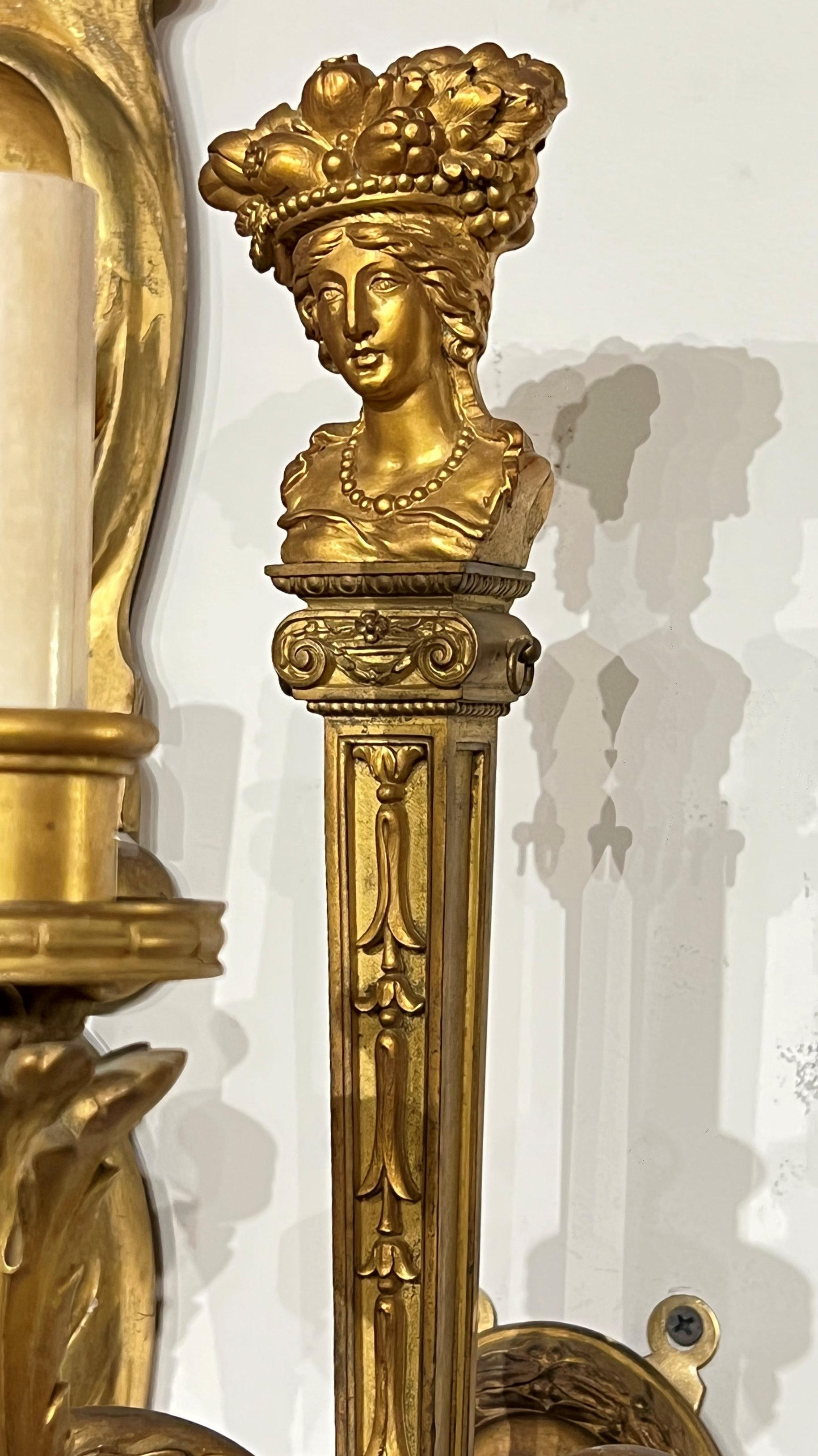 Fin du XIXe siècle Paire d'appliques néoclassiques à trois lumières en bronze doré en vente