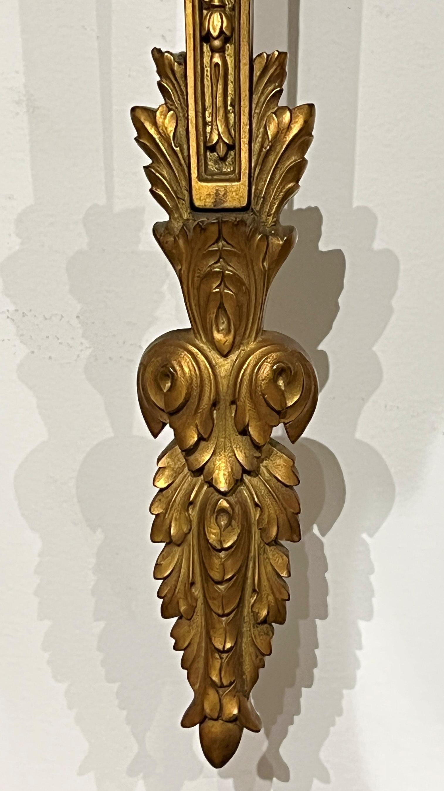 Bronze Paire d'appliques néoclassiques à trois lumières en bronze doré en vente