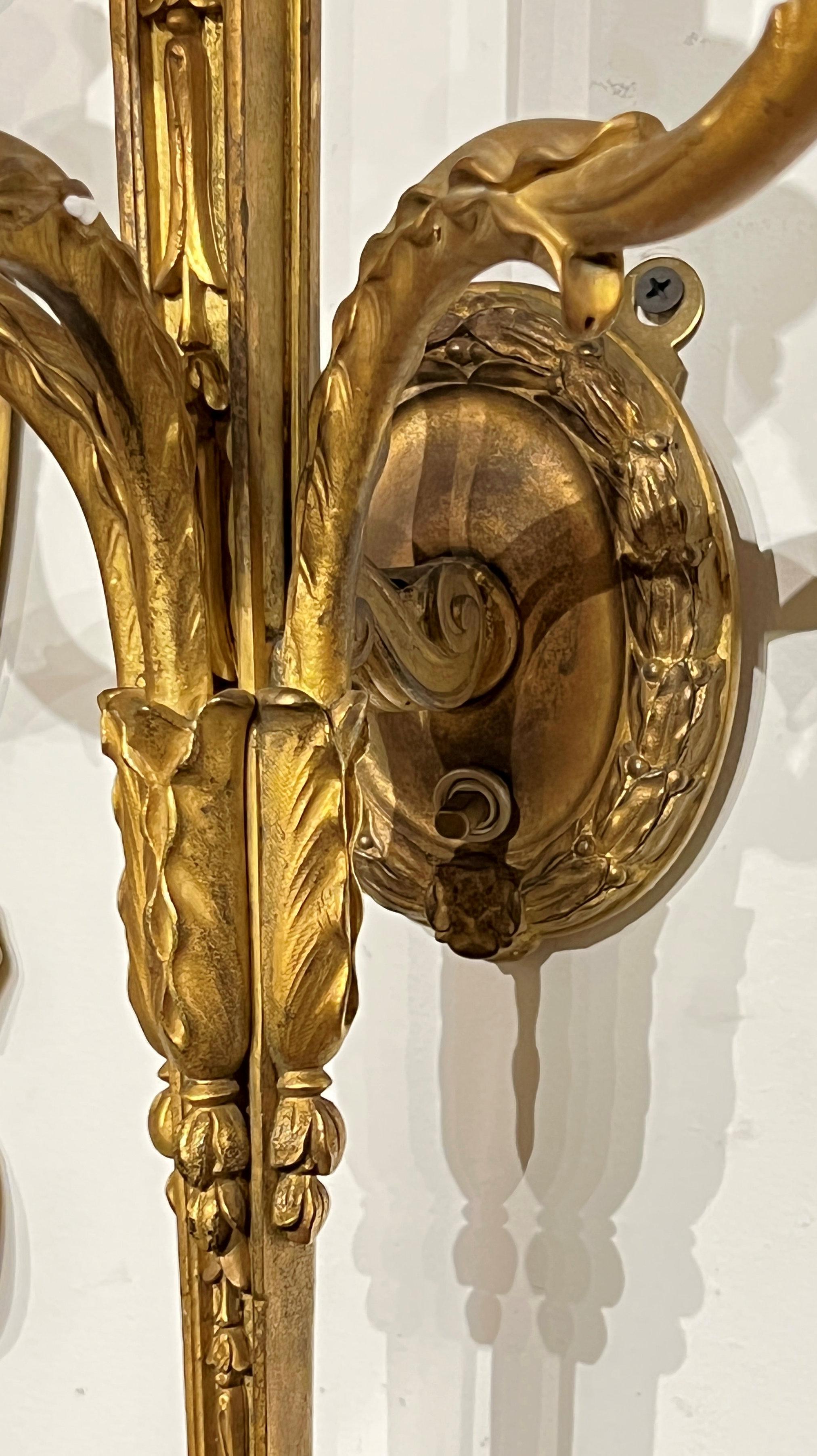 Zwei neoklassizistische dreiflammige Wandleuchter aus vergoldeter Bronze im Angebot 2