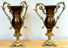 Pareja de jarrones neoclásicos dorados y patinados con motivo de delfines de Bradley & Hubbard