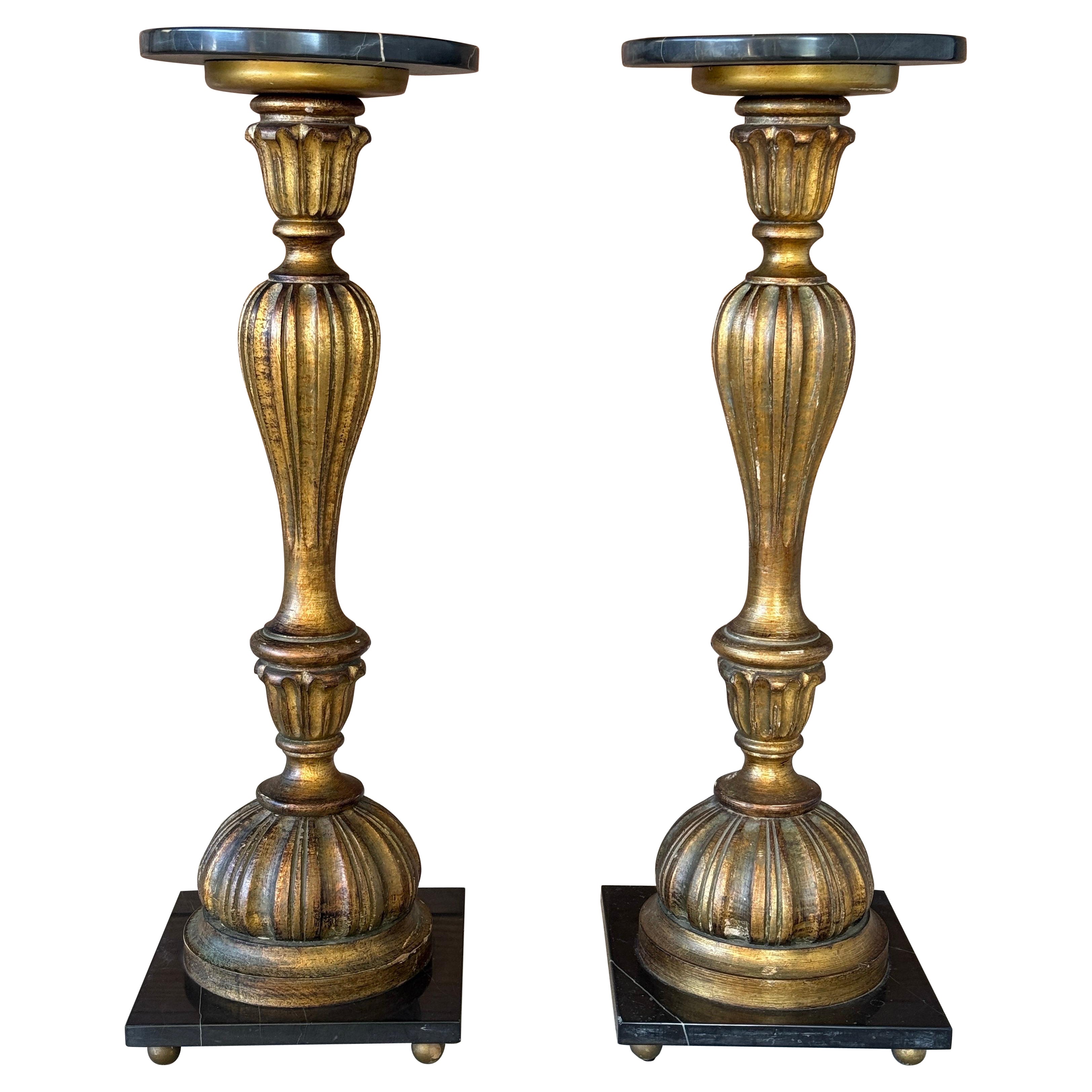 Pareja de Pedestales Neoclásicos de Madera Dorada con Tapa de Mármol Negro en venta