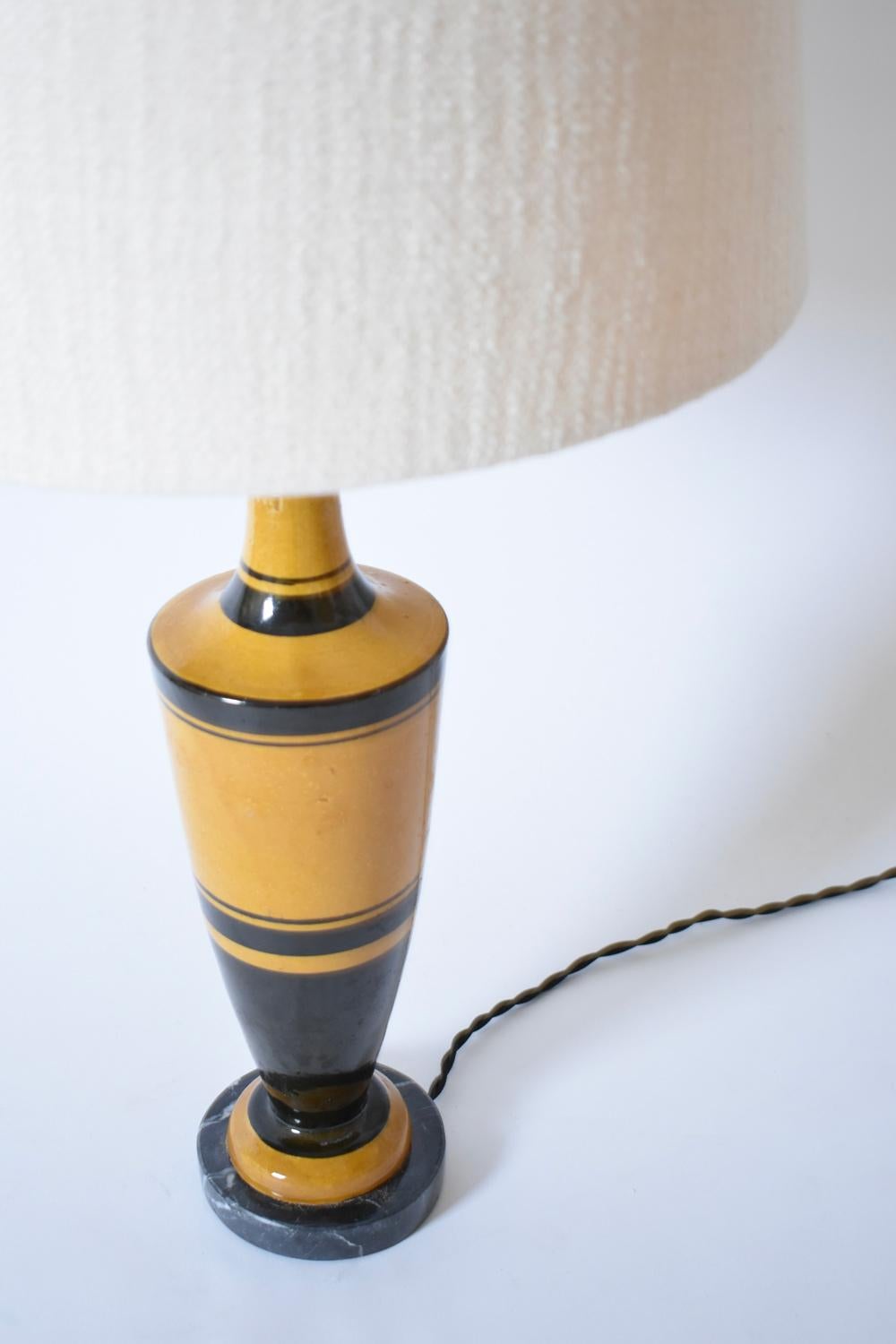 Paire de lampes anciennes de style vase en terre cuite polychrome sur une base circulaire en marbre noir. Italie, années 1960
